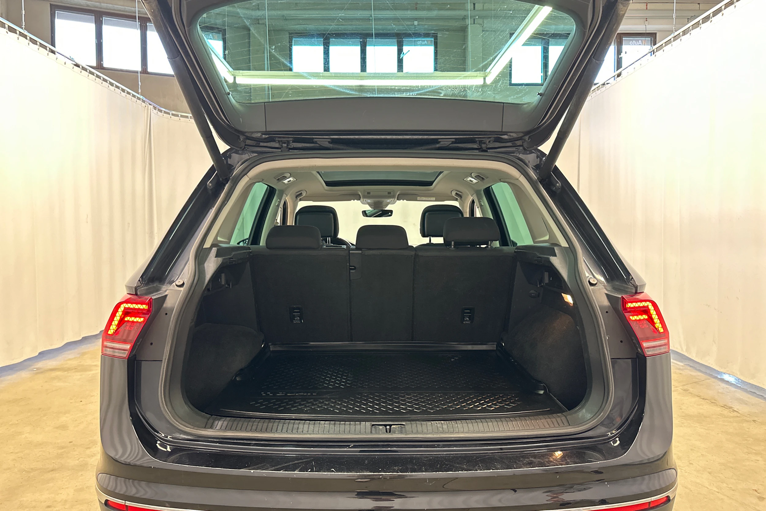 musta Volkswagen Tiguan 2017 kuva 33.