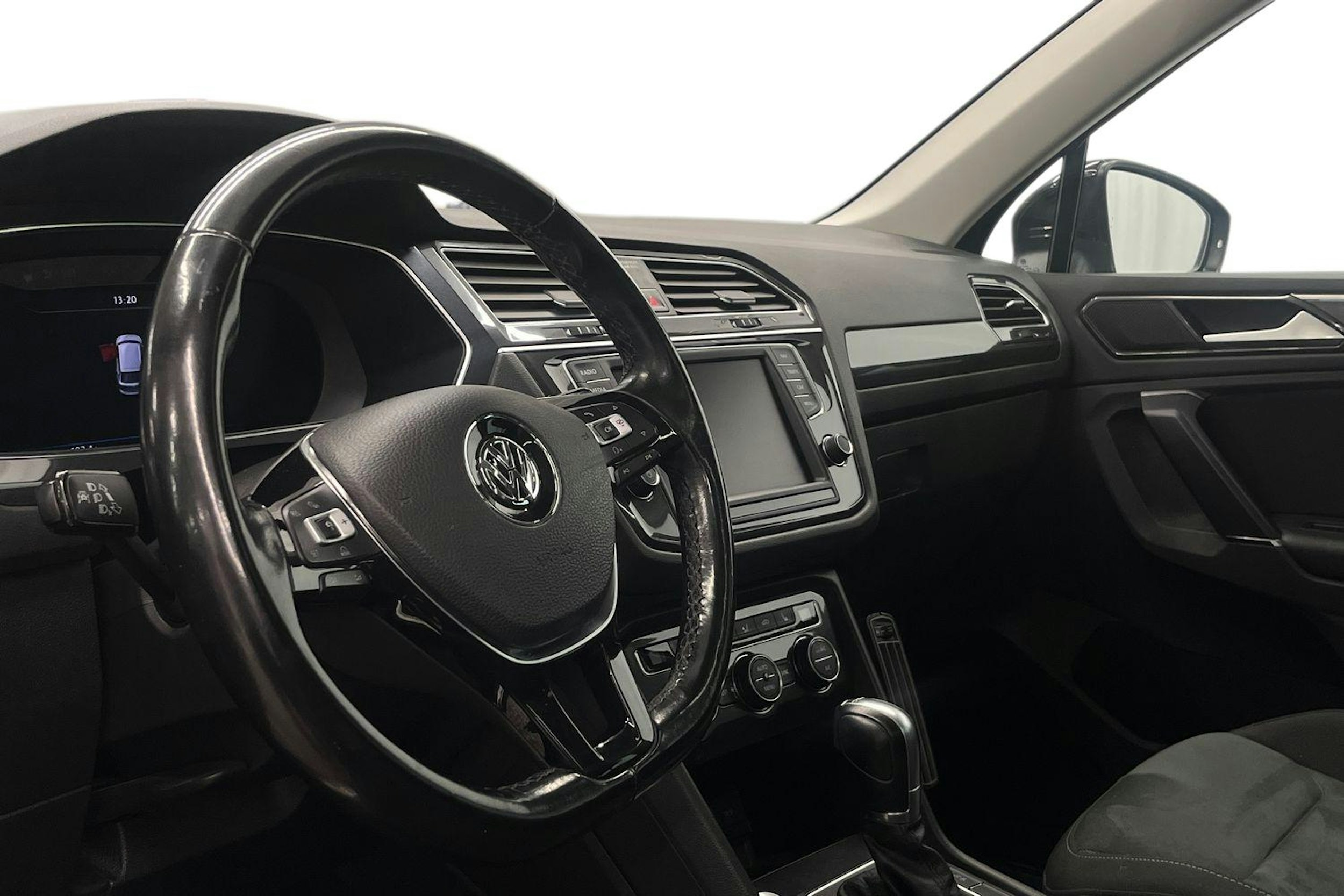 Musta Volkswagen Tiguan 2017 kuva 7.