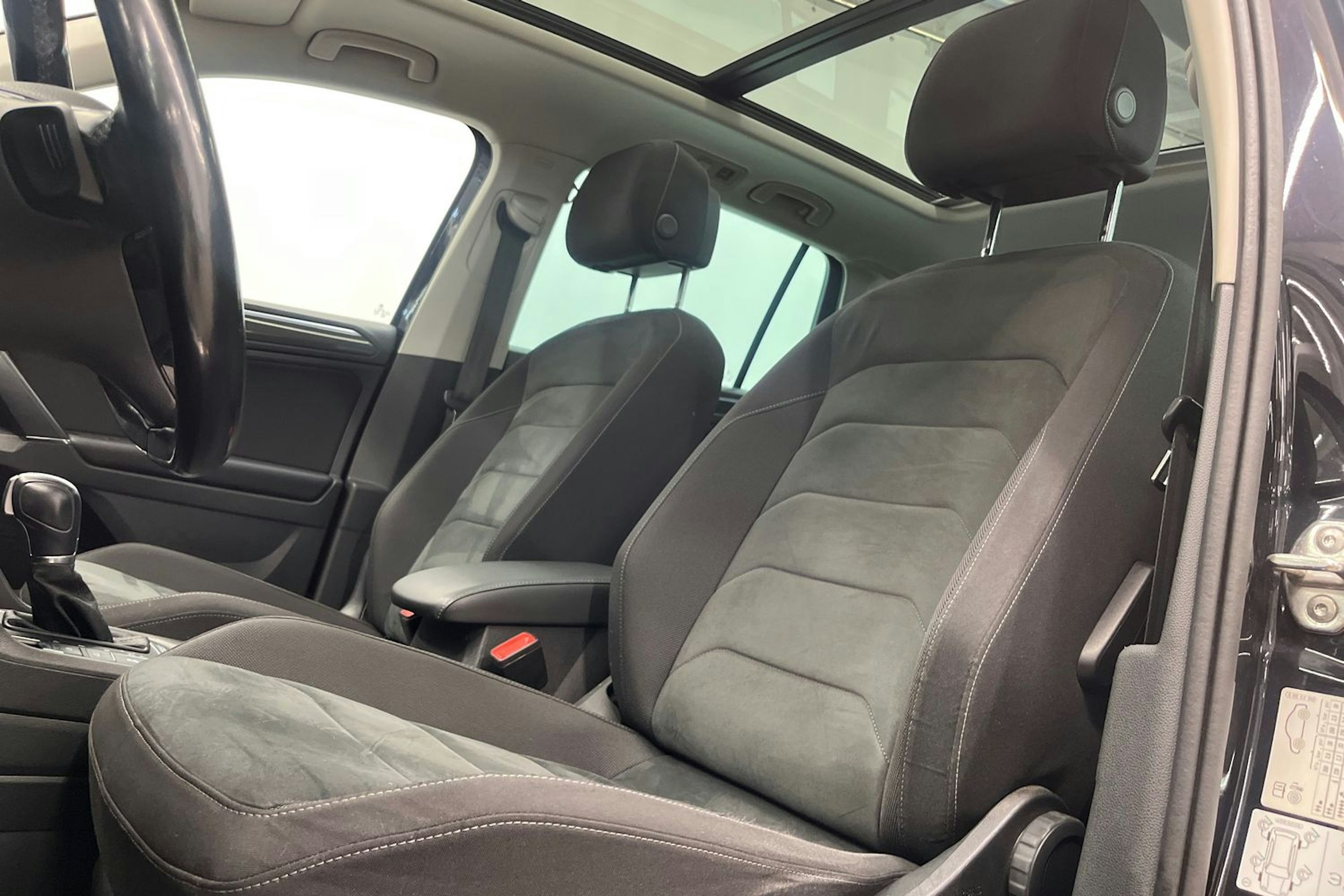 Musta Volkswagen Tiguan 2017 kuva 14.