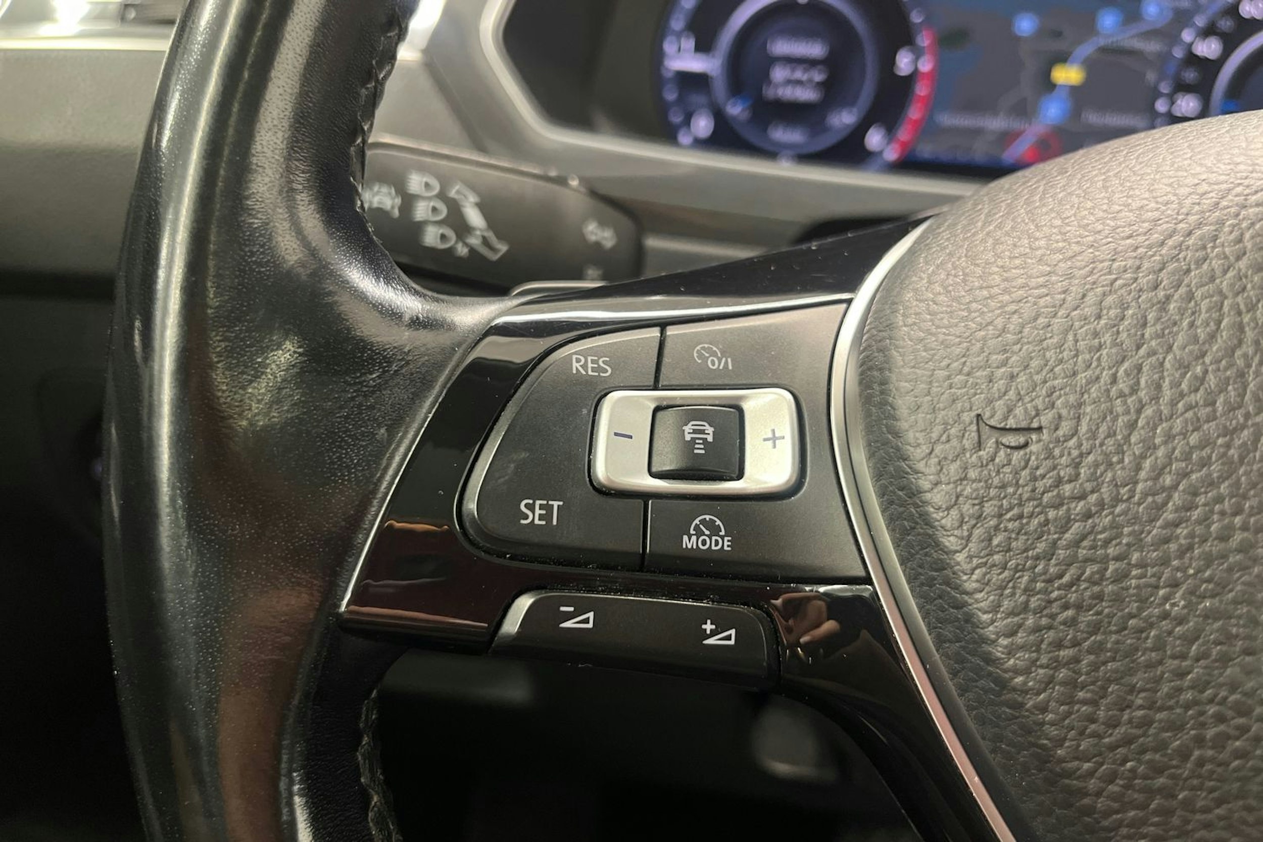 Musta Volkswagen Tiguan 2017 kuva 19.