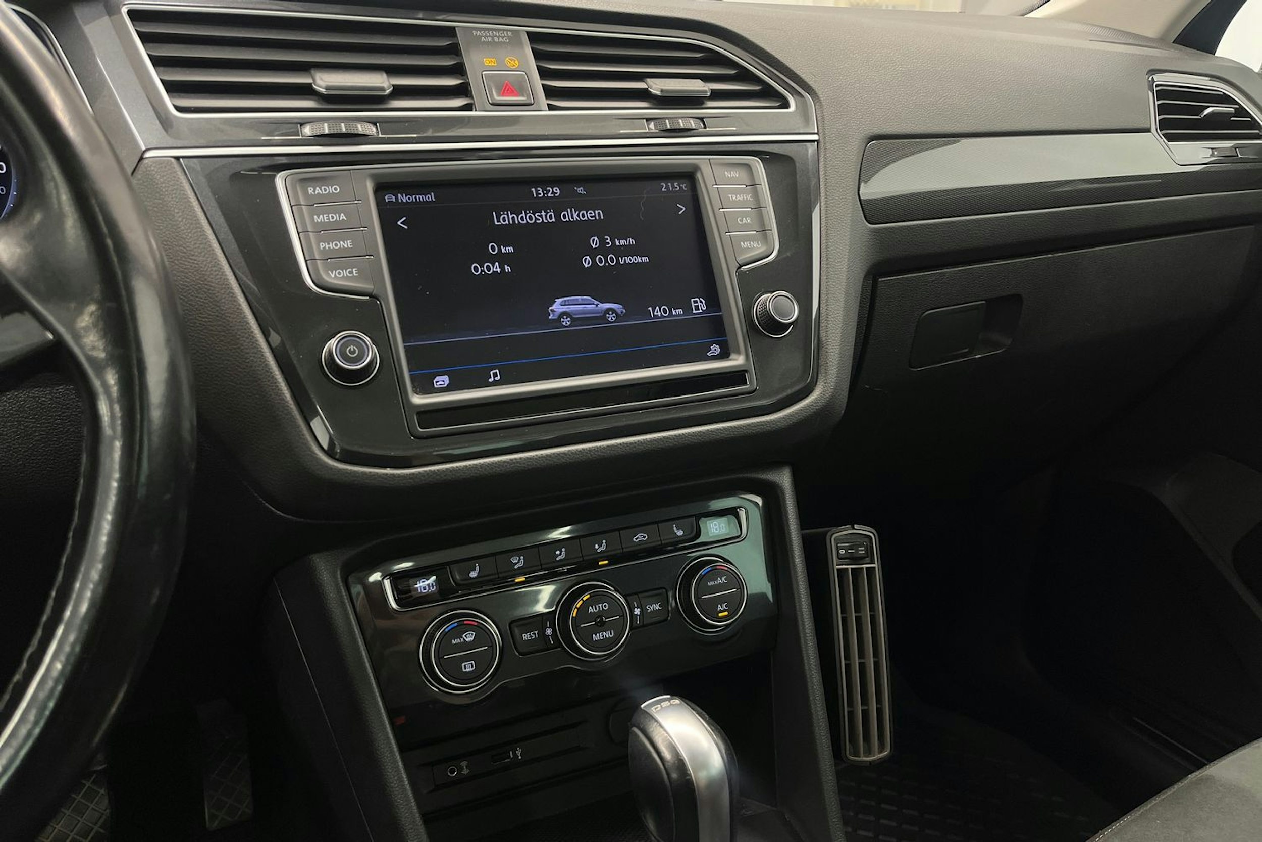 Musta Volkswagen Tiguan 2017 kuva 21.