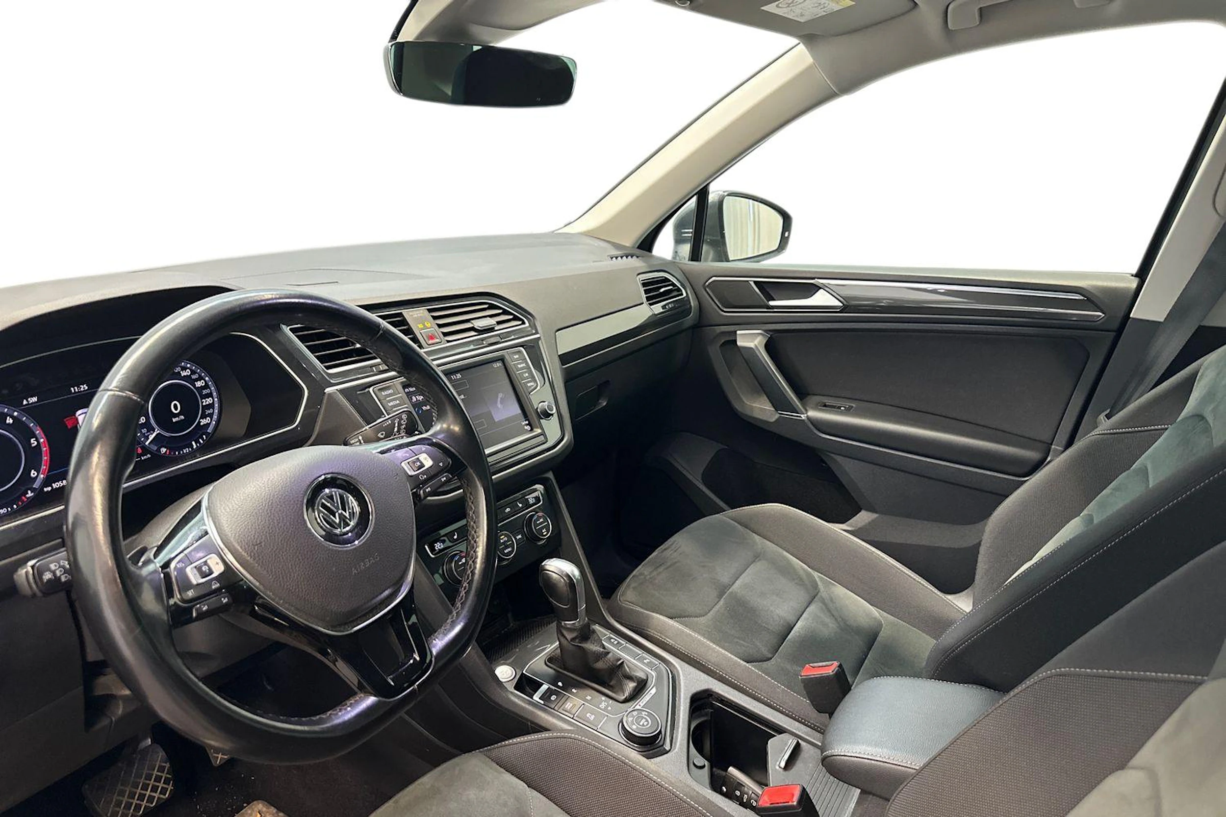 harmaa Volkswagen Tiguan 2017 kuva 3.