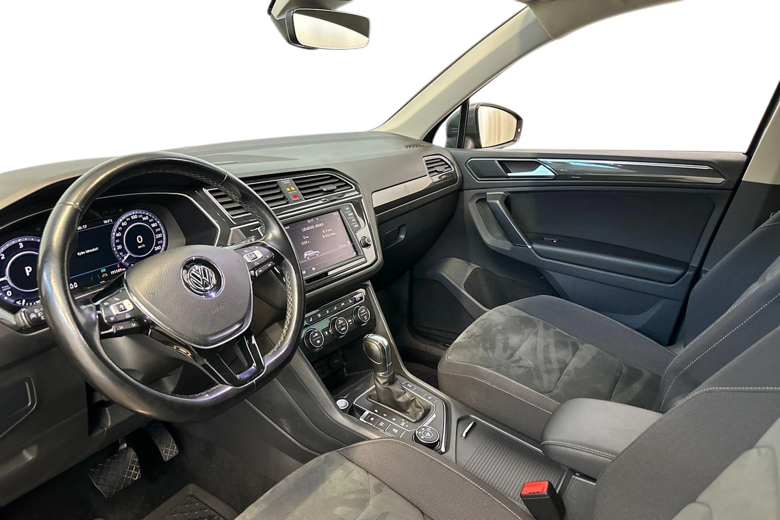 harmaa Volkswagen Tiguan 2017 kuva 6.