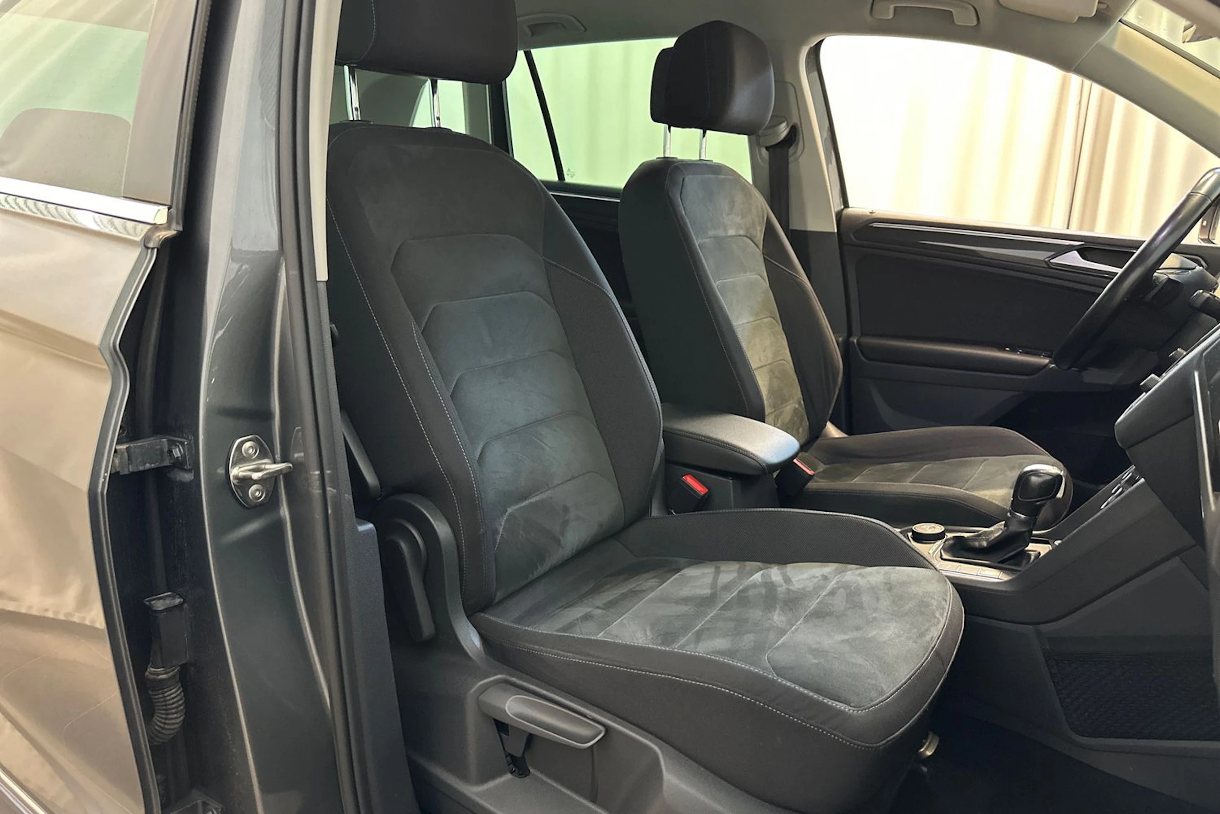 harmaa Volkswagen Tiguan 2017 kuva 11.