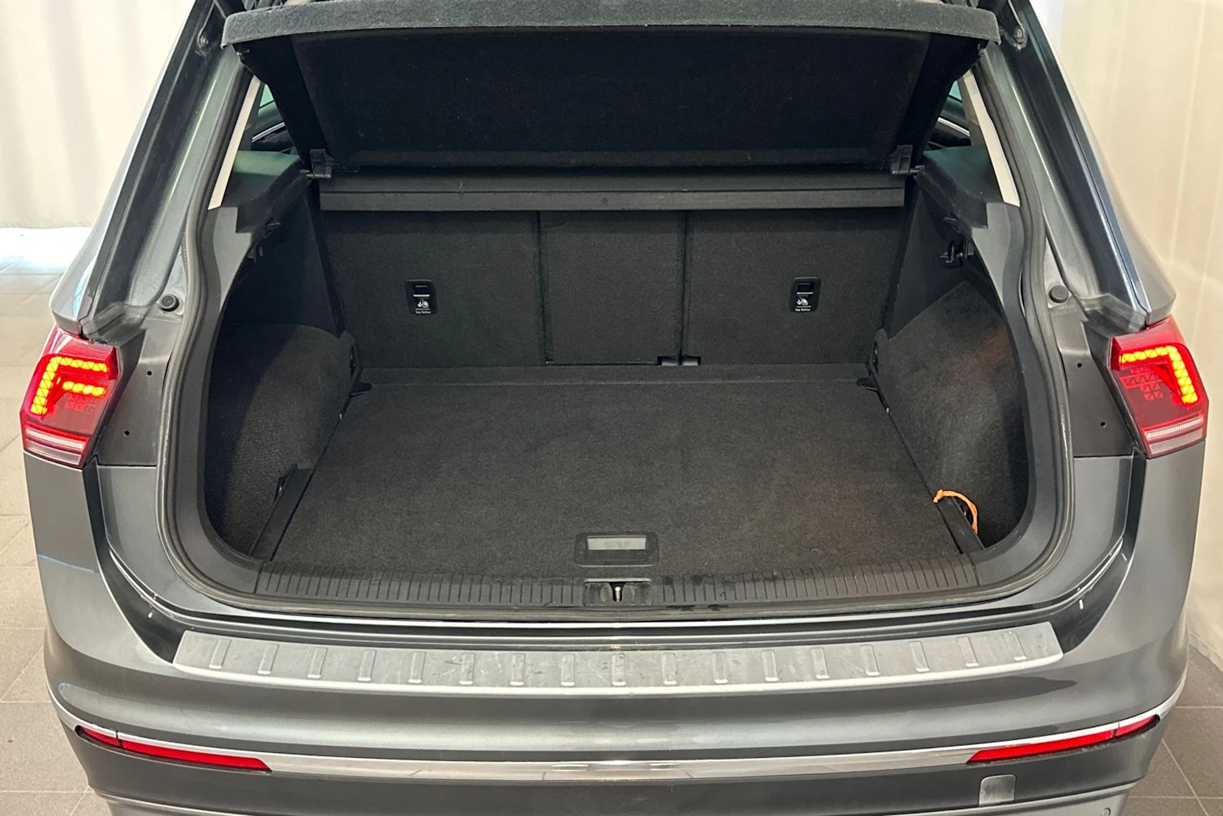 harmaa Volkswagen Tiguan 2017 kuva 13.