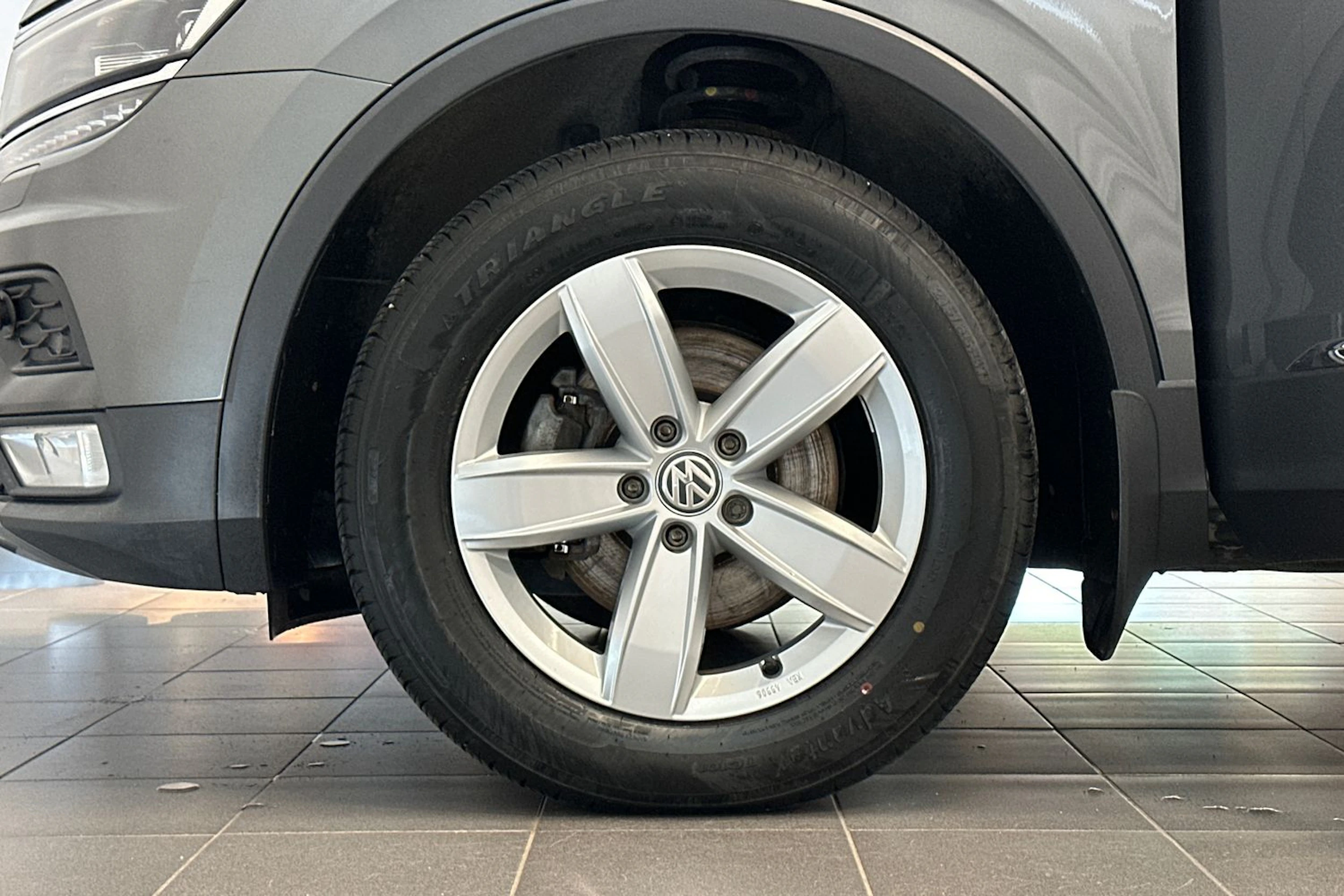 harmaa Volkswagen Tiguan 2017 kuva 28.