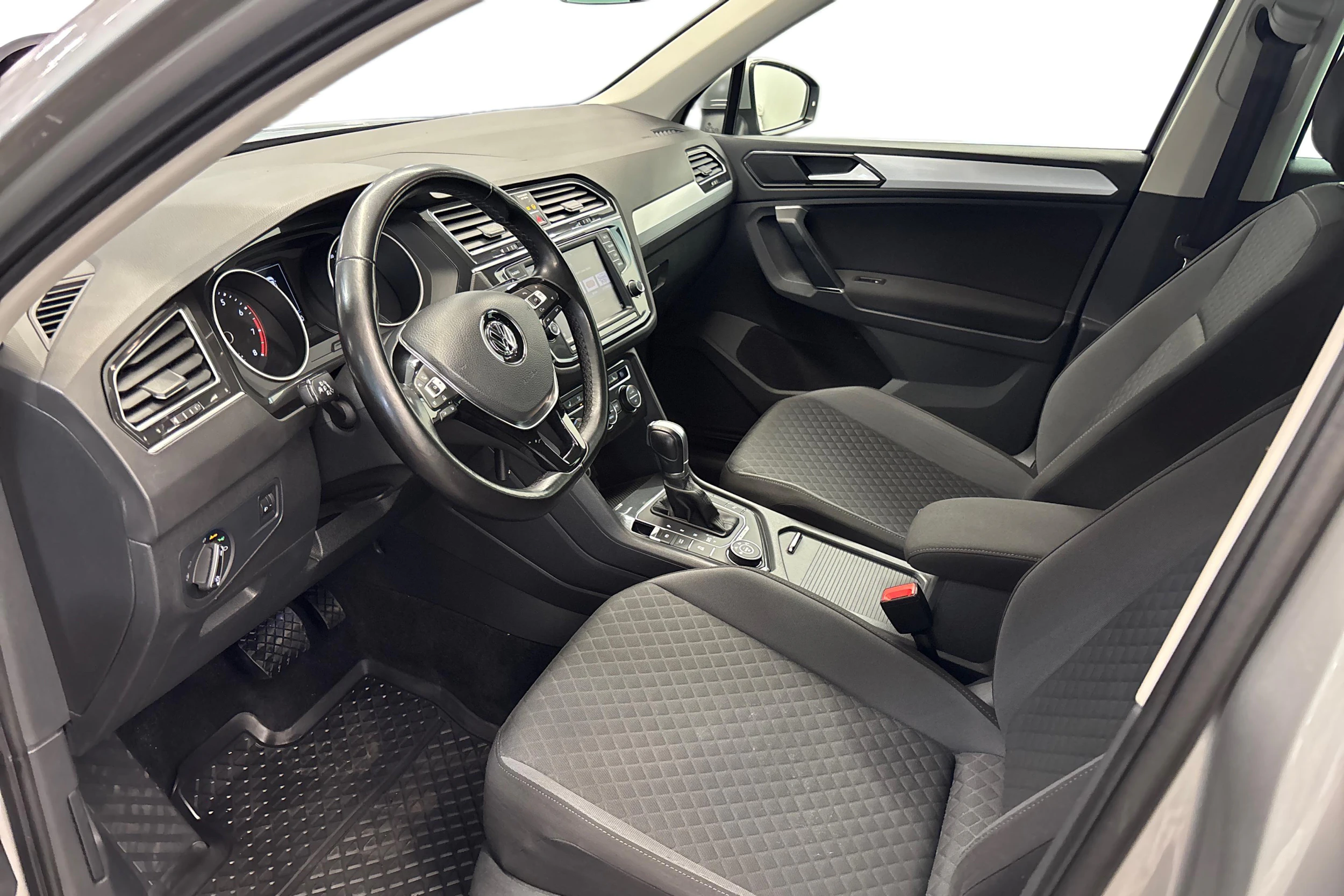 harmaa Volkswagen Tiguan 2017 kuva 6.