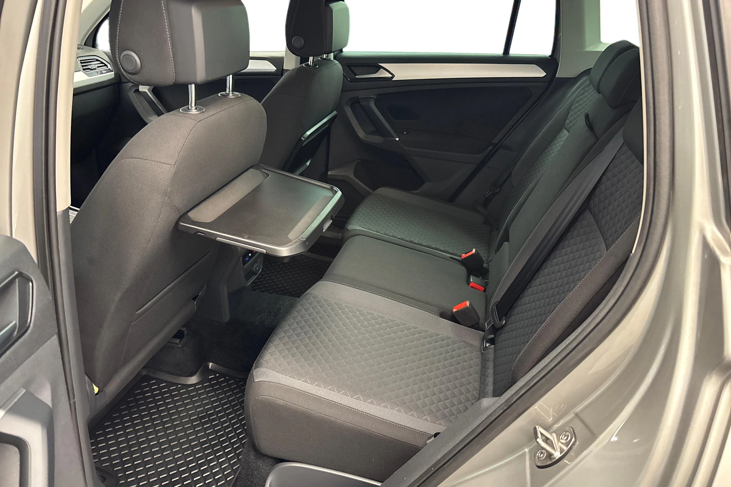 harmaa Volkswagen Tiguan 2017 kuva 8.