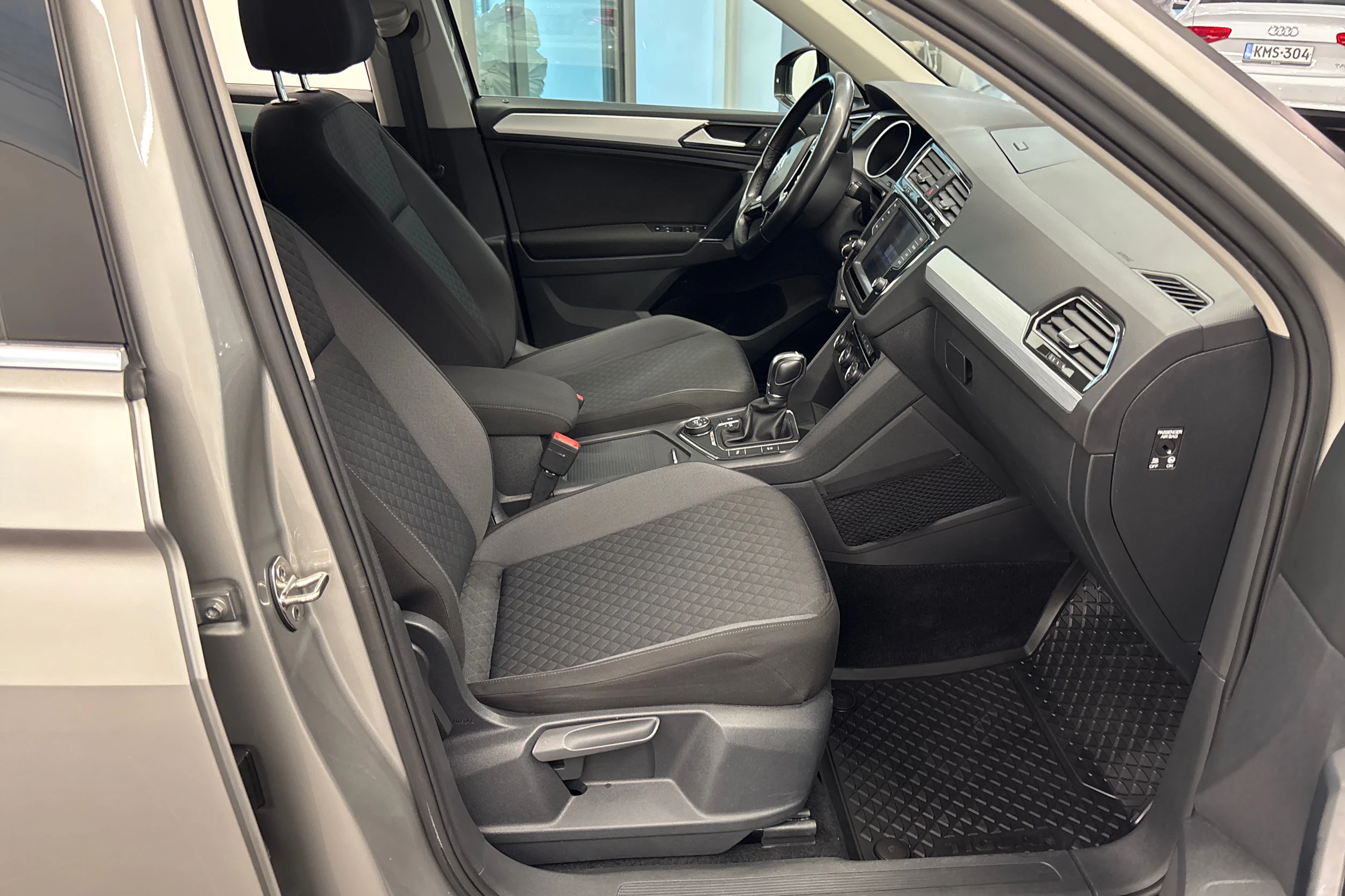 harmaa Volkswagen Tiguan 2017 kuva 13.