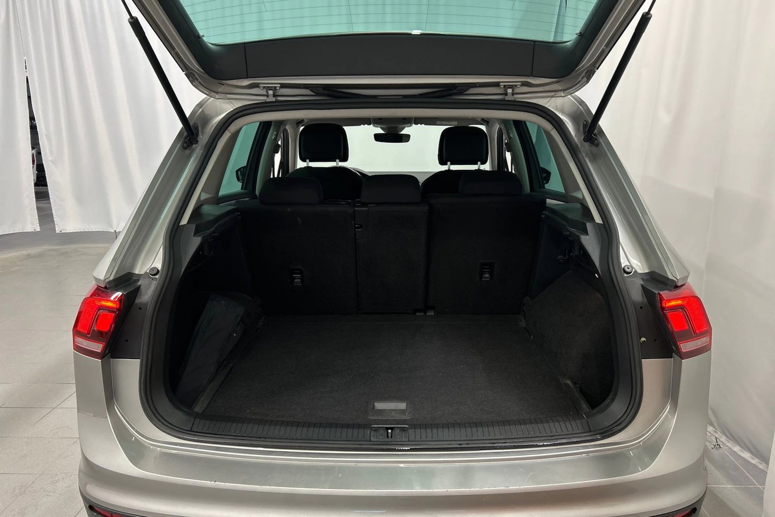 harmaa Volkswagen Tiguan 2017 kuva 12.