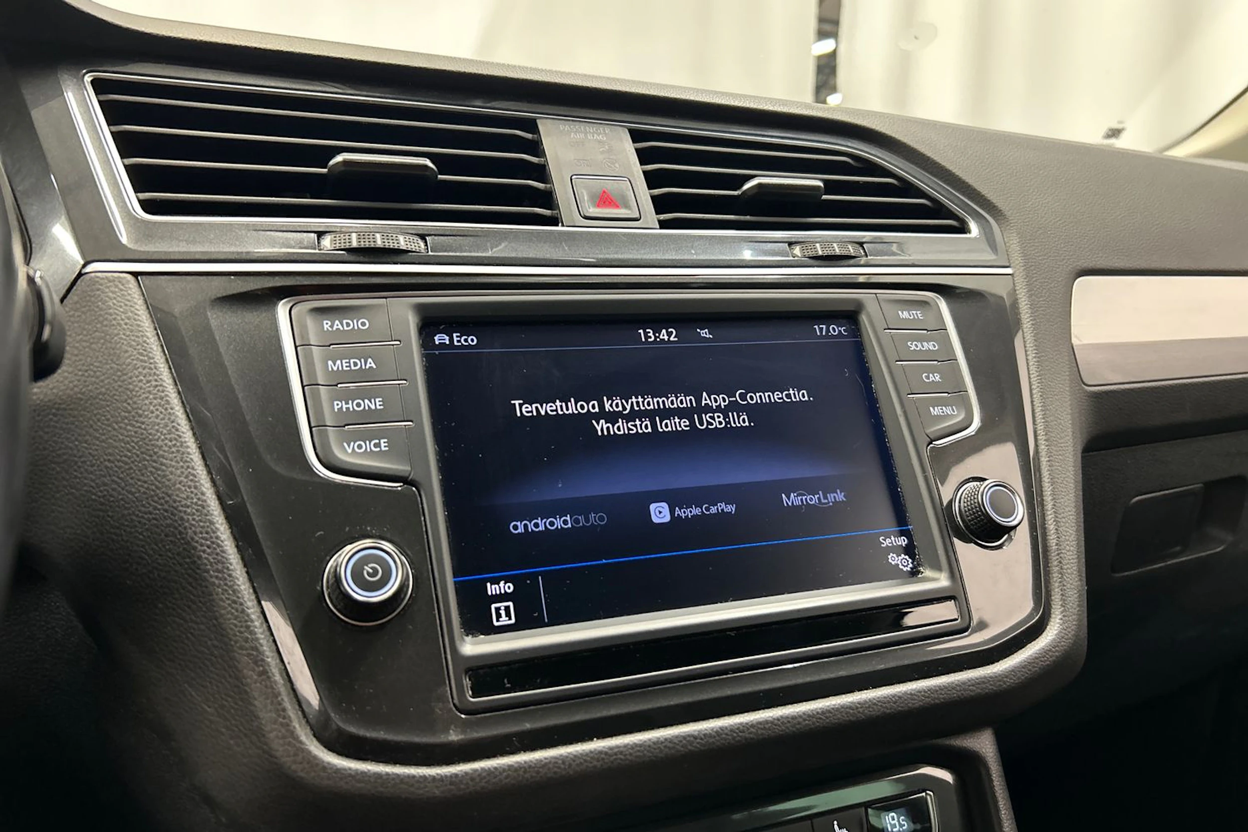 harmaa Volkswagen Tiguan 2017 kuva 21.