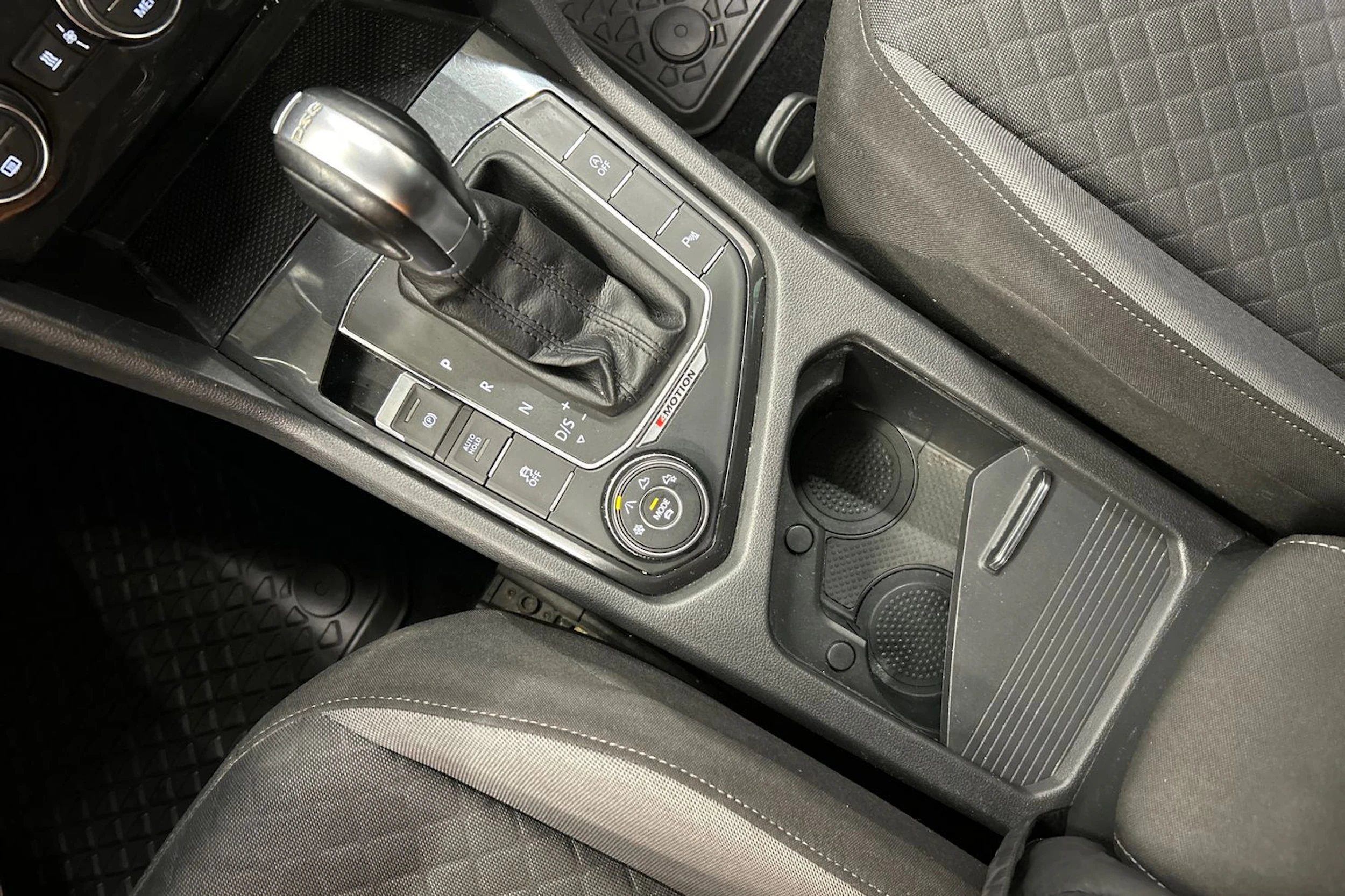 harmaa Volkswagen Tiguan 2017 kuva 25.