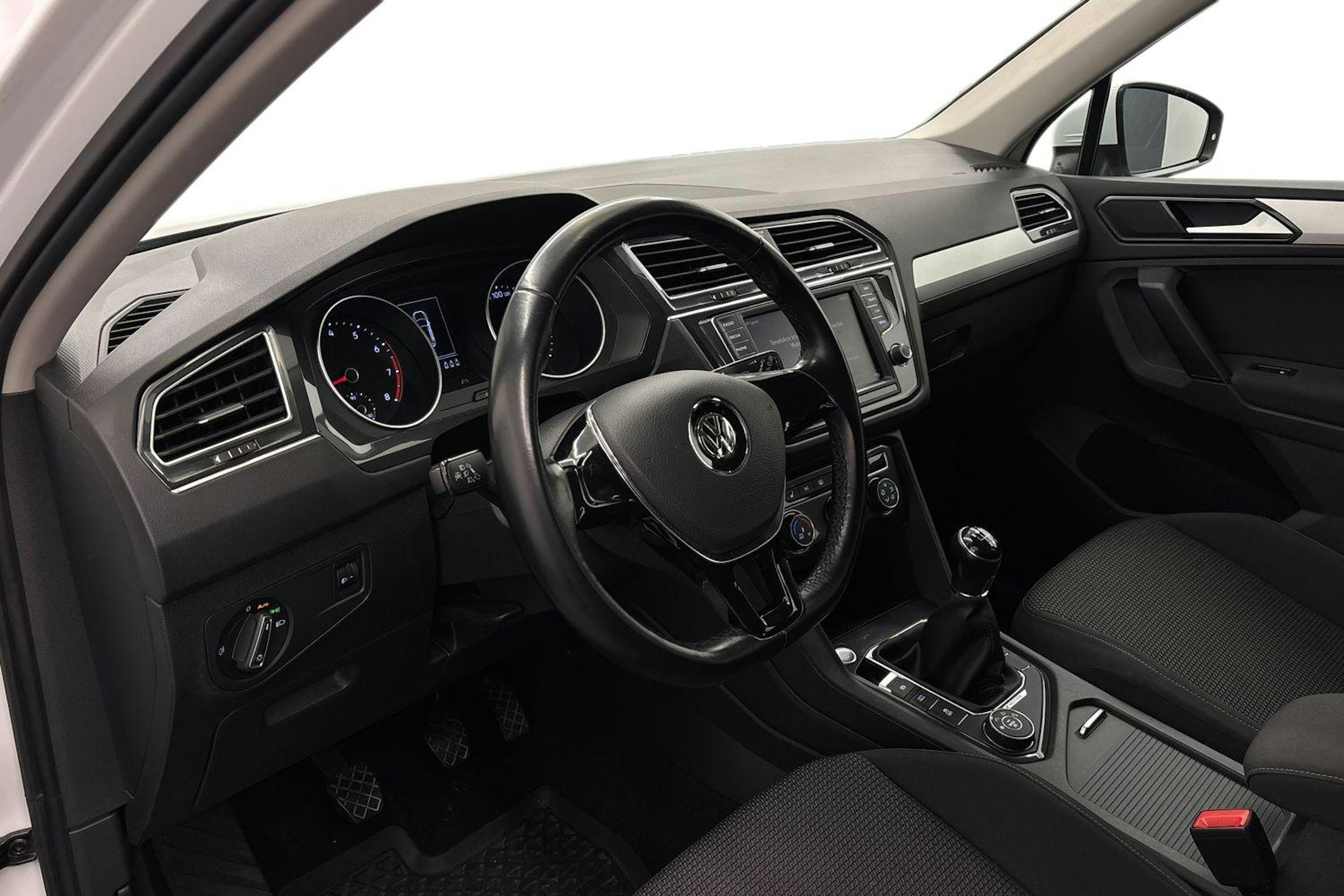 Valkoinen Volkswagen Tiguan 2017 kuva 6.