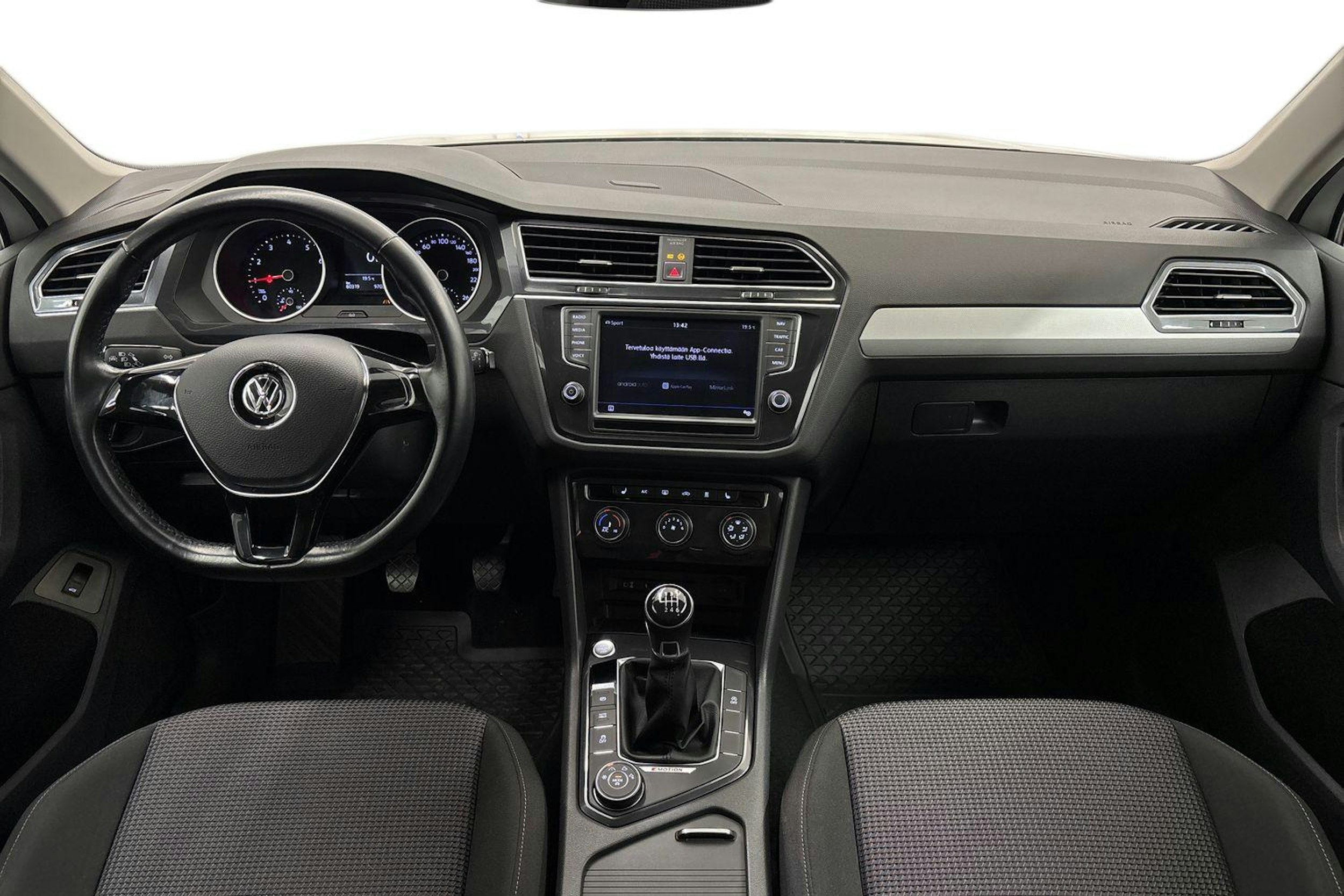 Valkoinen Volkswagen Tiguan 2017 kuva 7.