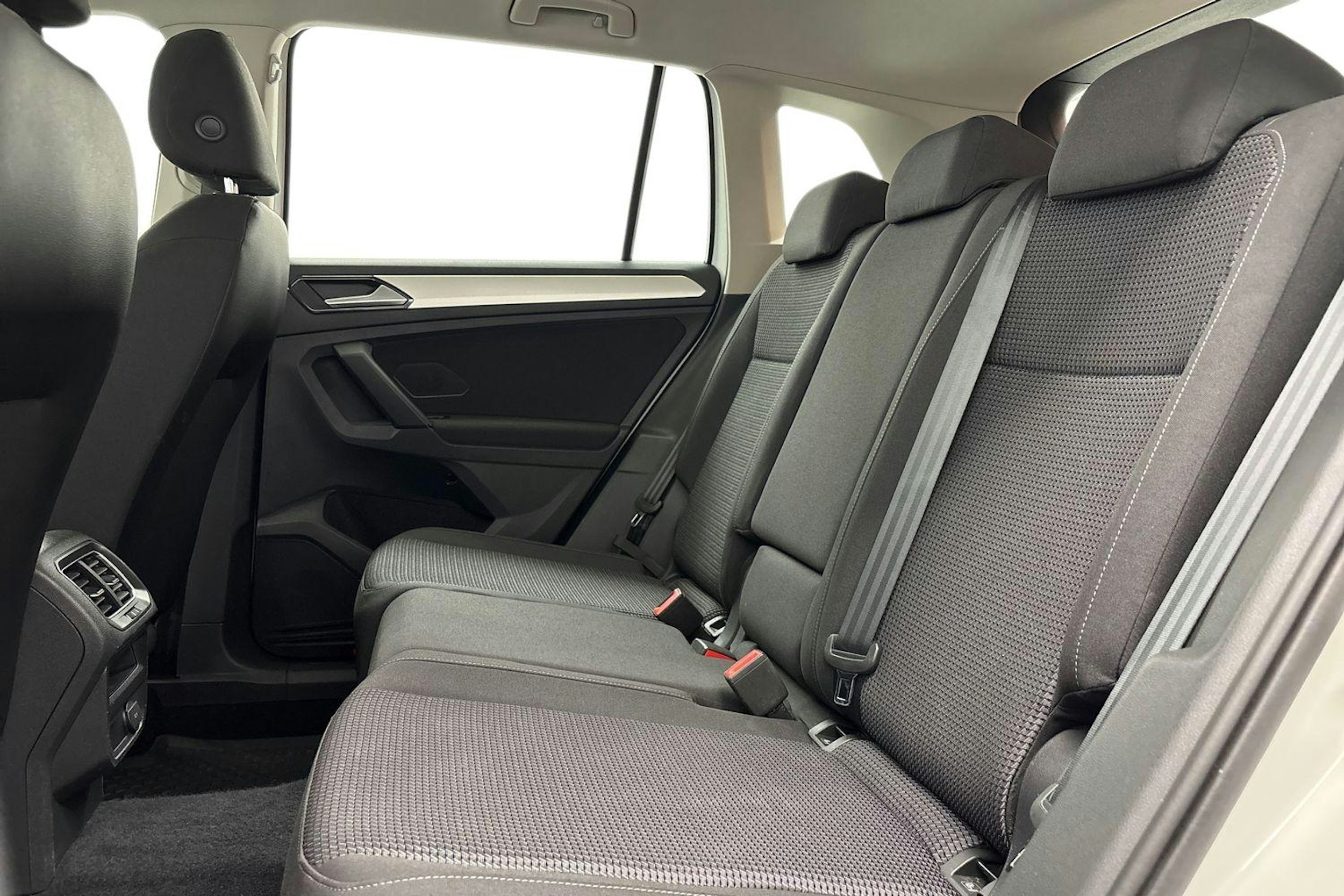 Valkoinen Volkswagen Tiguan 2017 kuva 8.