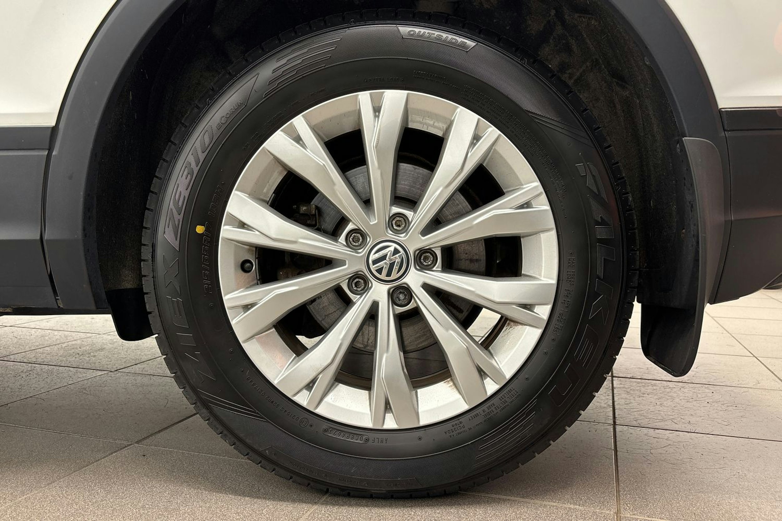 Valkoinen Volkswagen Tiguan 2017 kuva 9.