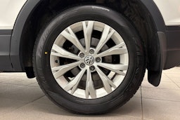 Valkoinen Volkswagen Tiguan 2017 kuva 9.
