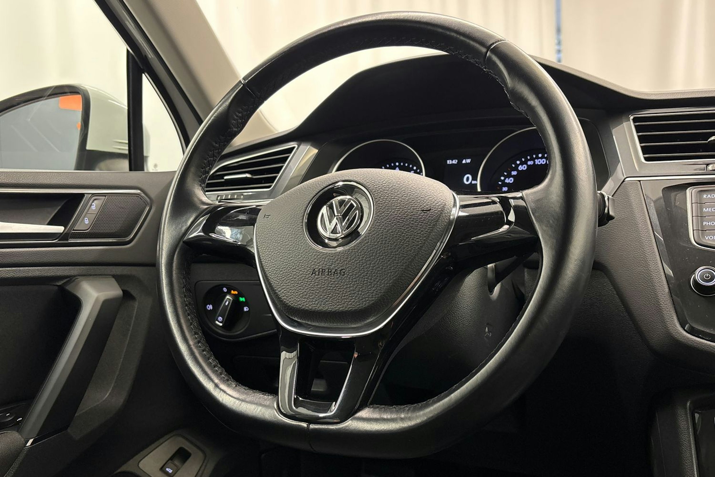 Valkoinen Volkswagen Tiguan 2017 kuva 12.