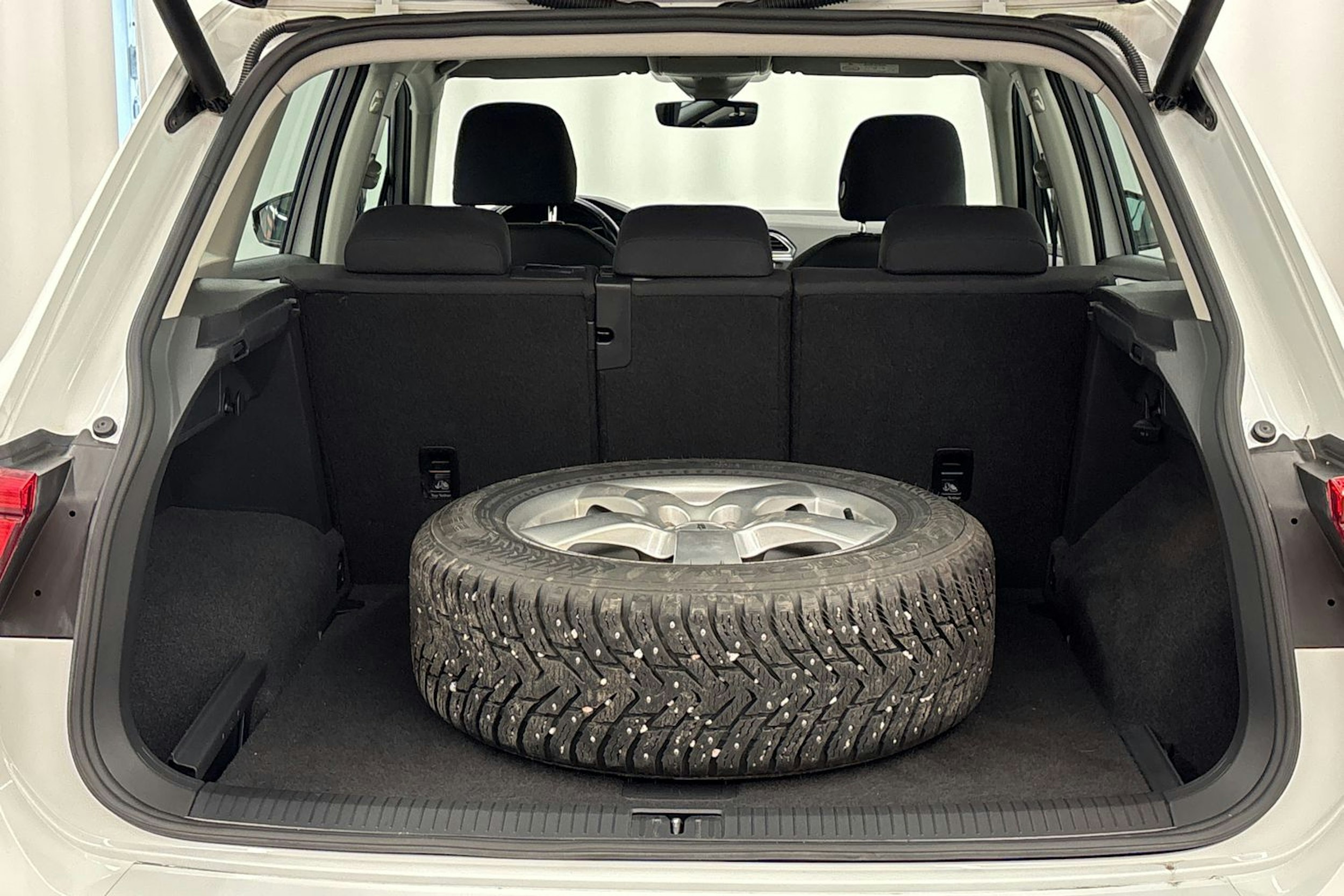 Valkoinen Volkswagen Tiguan 2017 kuva 18.