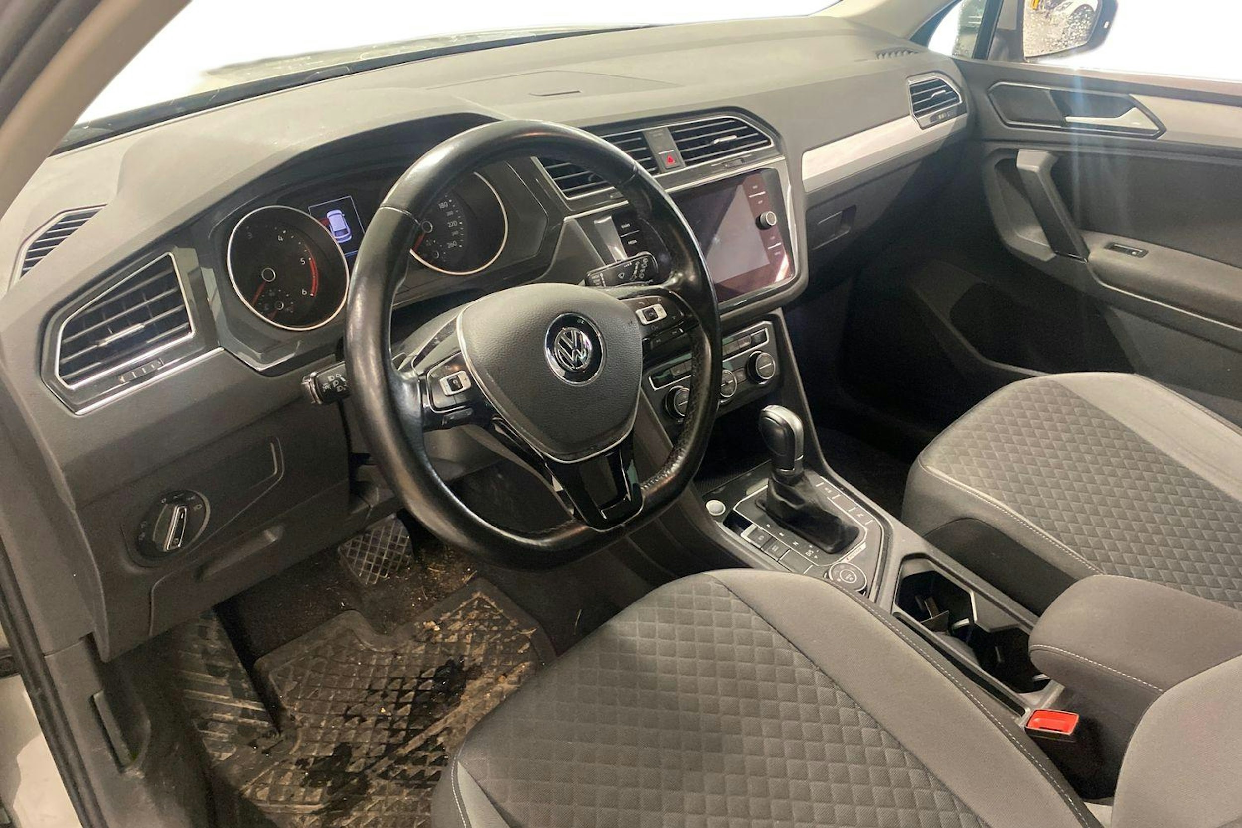 Harmaa Volkswagen Tiguan 2018 kuva 3.
