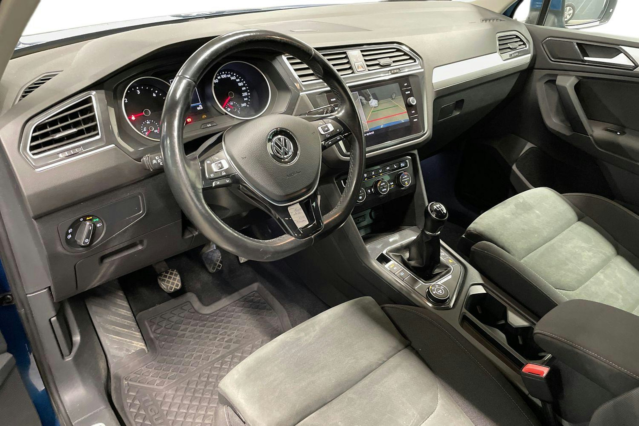 met. sininen Volkswagen Tiguan 2018 kuva 6.