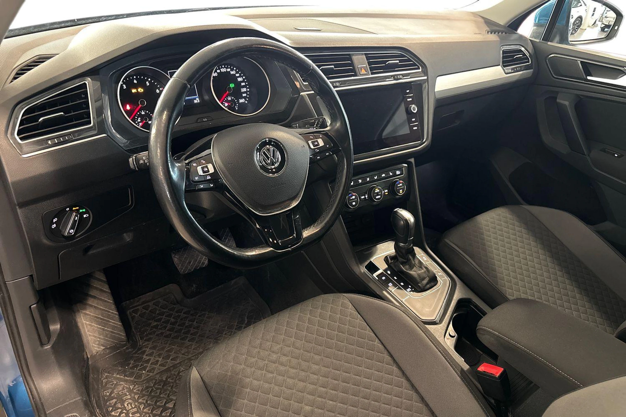 sininen Volkswagen Tiguan 2018 kuva 6.