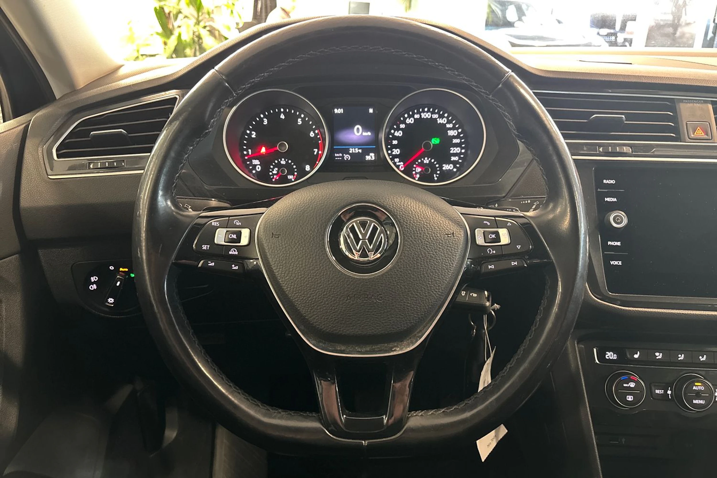 sininen Volkswagen Tiguan 2018 kuva 13.
