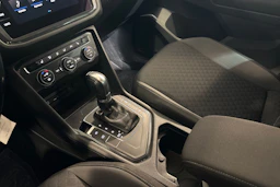 sininen Volkswagen Tiguan 2018 kuva 16.