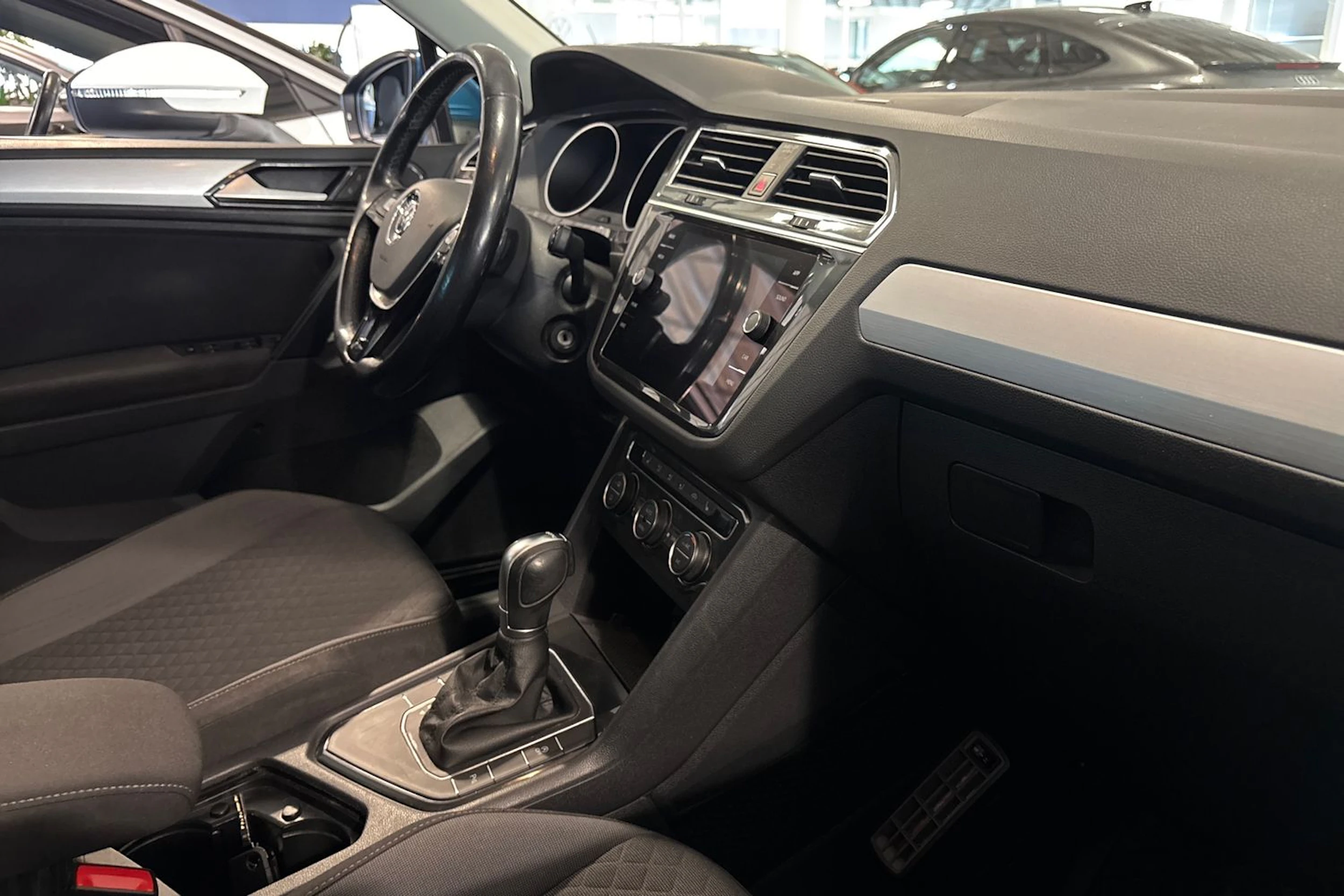 sininen Volkswagen Tiguan 2018 kuva 18.