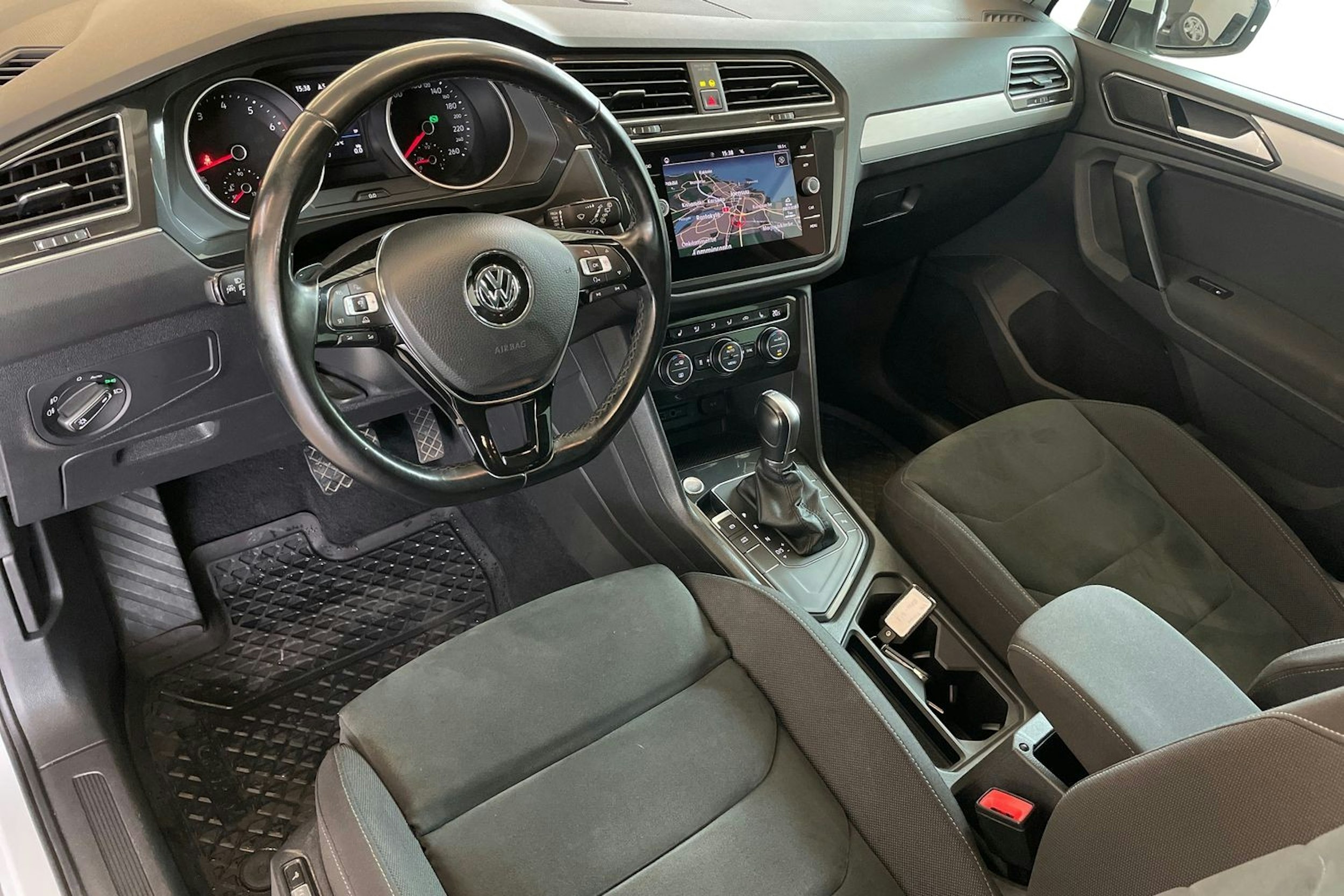 Valkoinen Volkswagen Tiguan 2018 kuva 7.