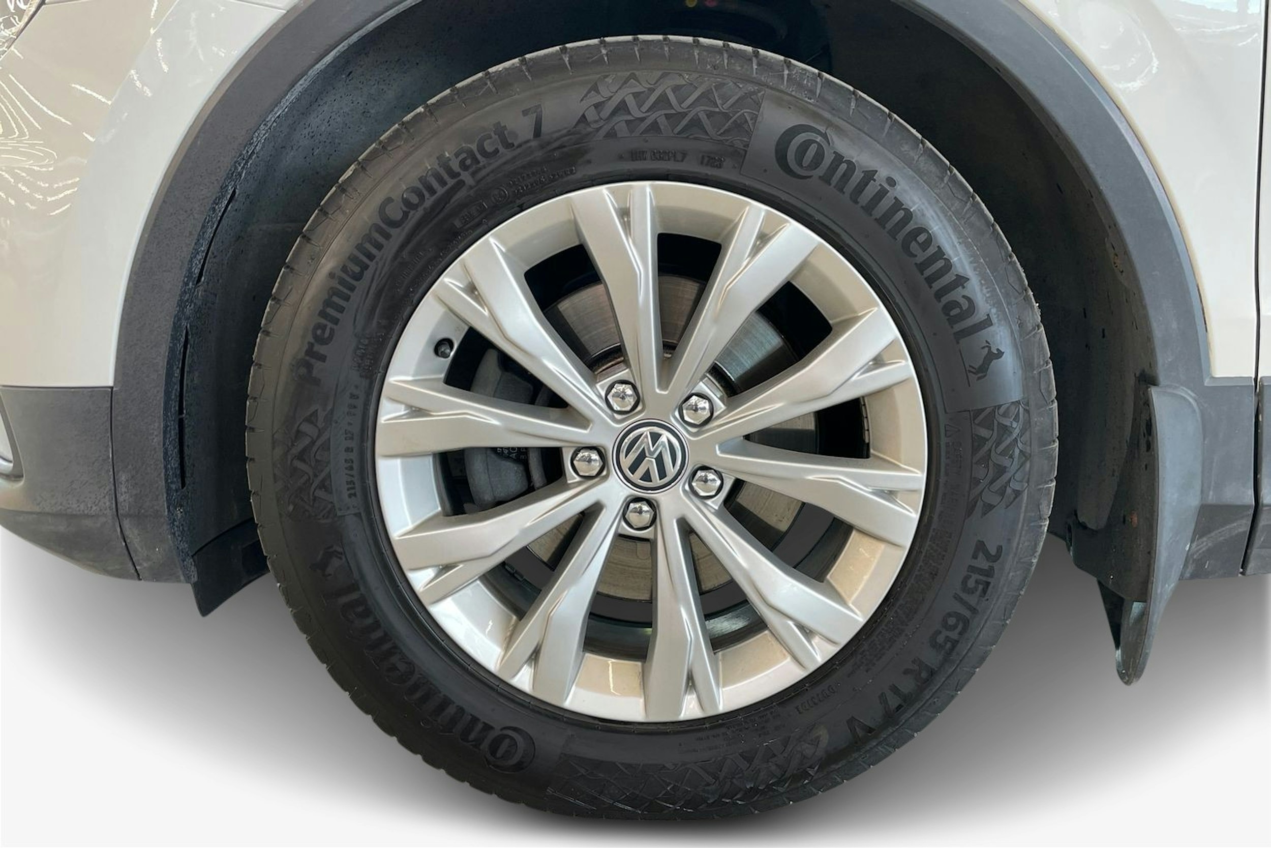 Valkoinen Volkswagen Tiguan 2018 kuva 11.