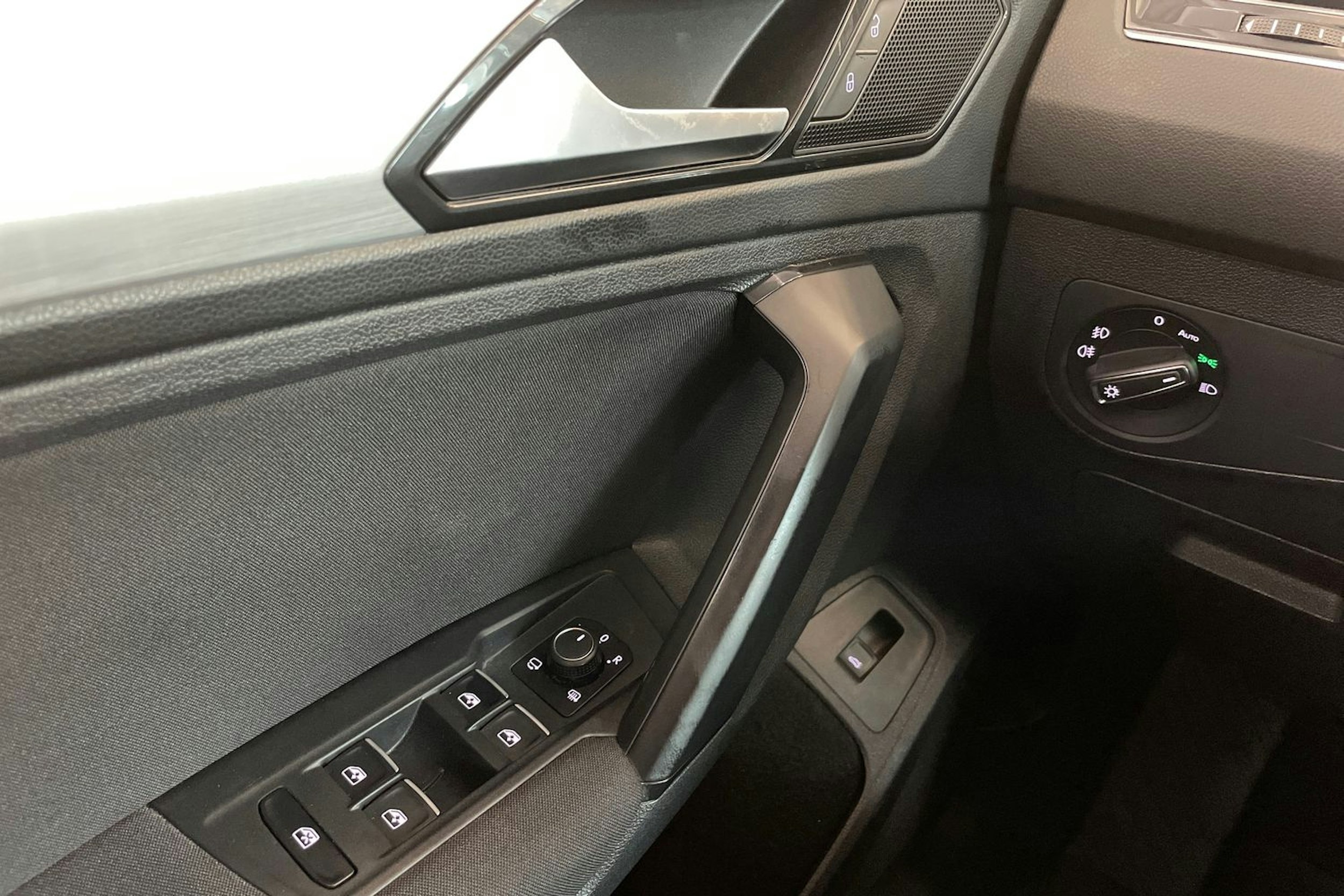 Valkoinen Volkswagen Tiguan 2018 kuva 19.