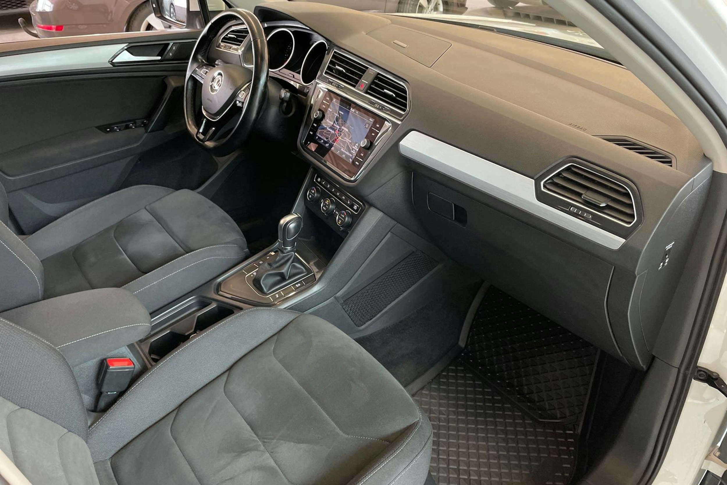 Valkoinen Volkswagen Tiguan 2018 kuva 26.