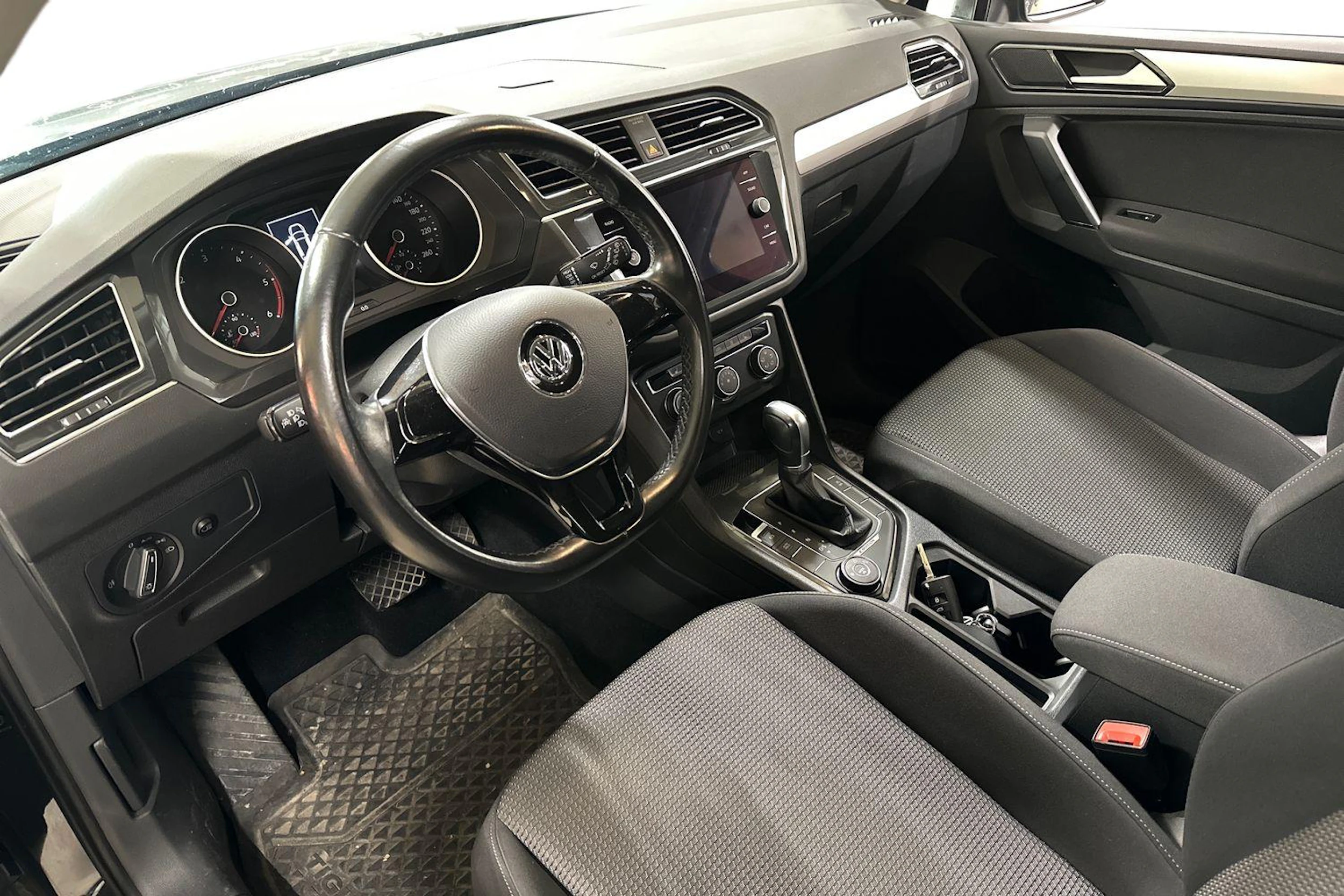 harmaa Volkswagen Tiguan 2018 kuva 3.