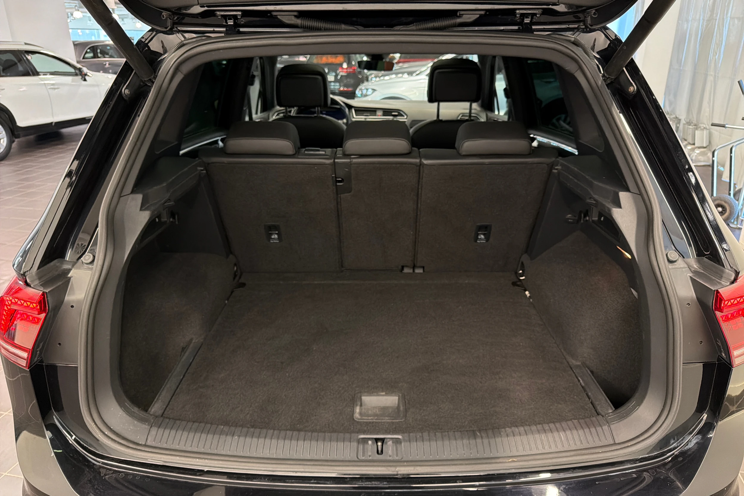 musta Volkswagen Tiguan 2018 kuva 15.