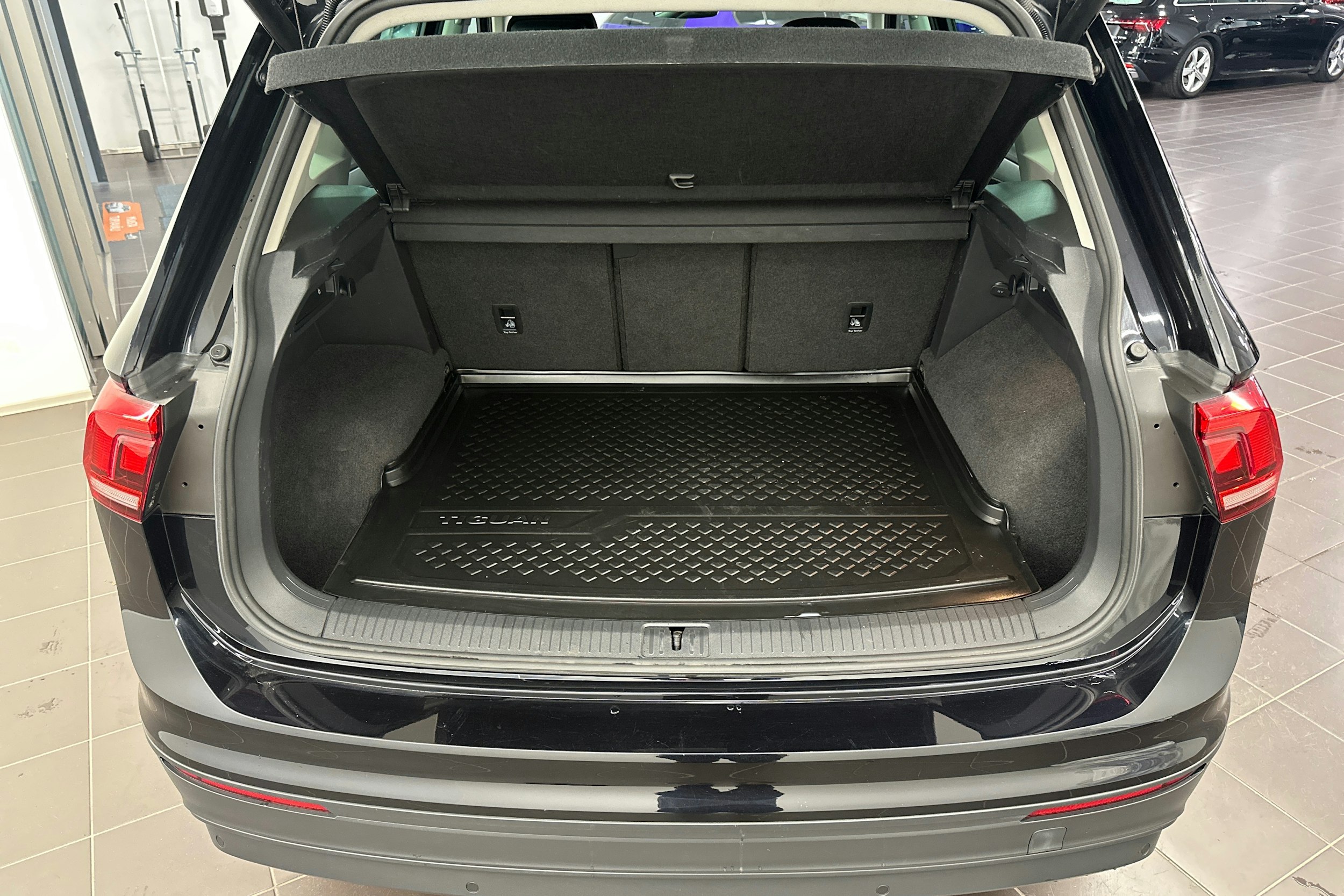 musta Volkswagen Tiguan 2018 kuva 26.