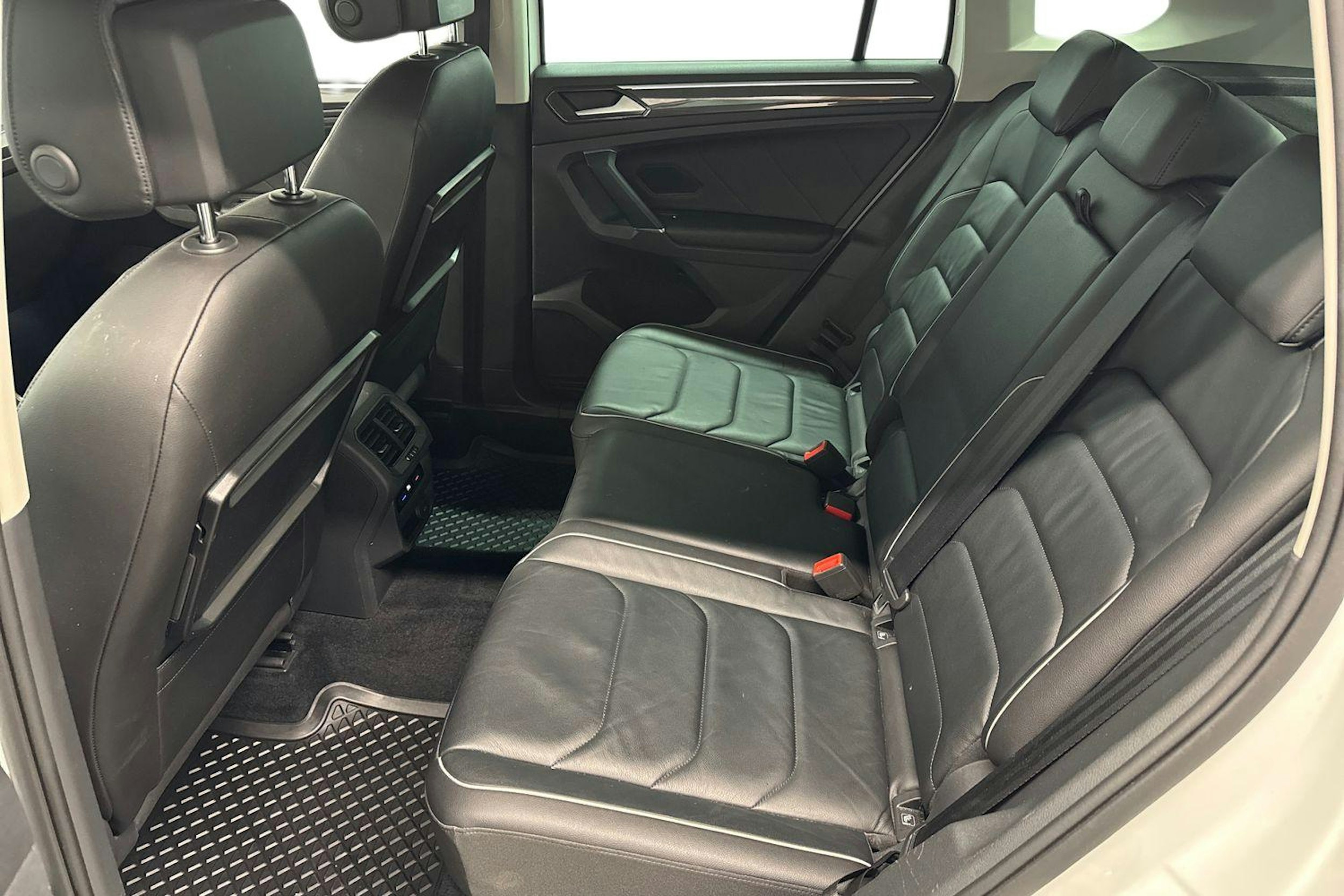 valkoinen Volkswagen Tiguan 2018 kuva 8.