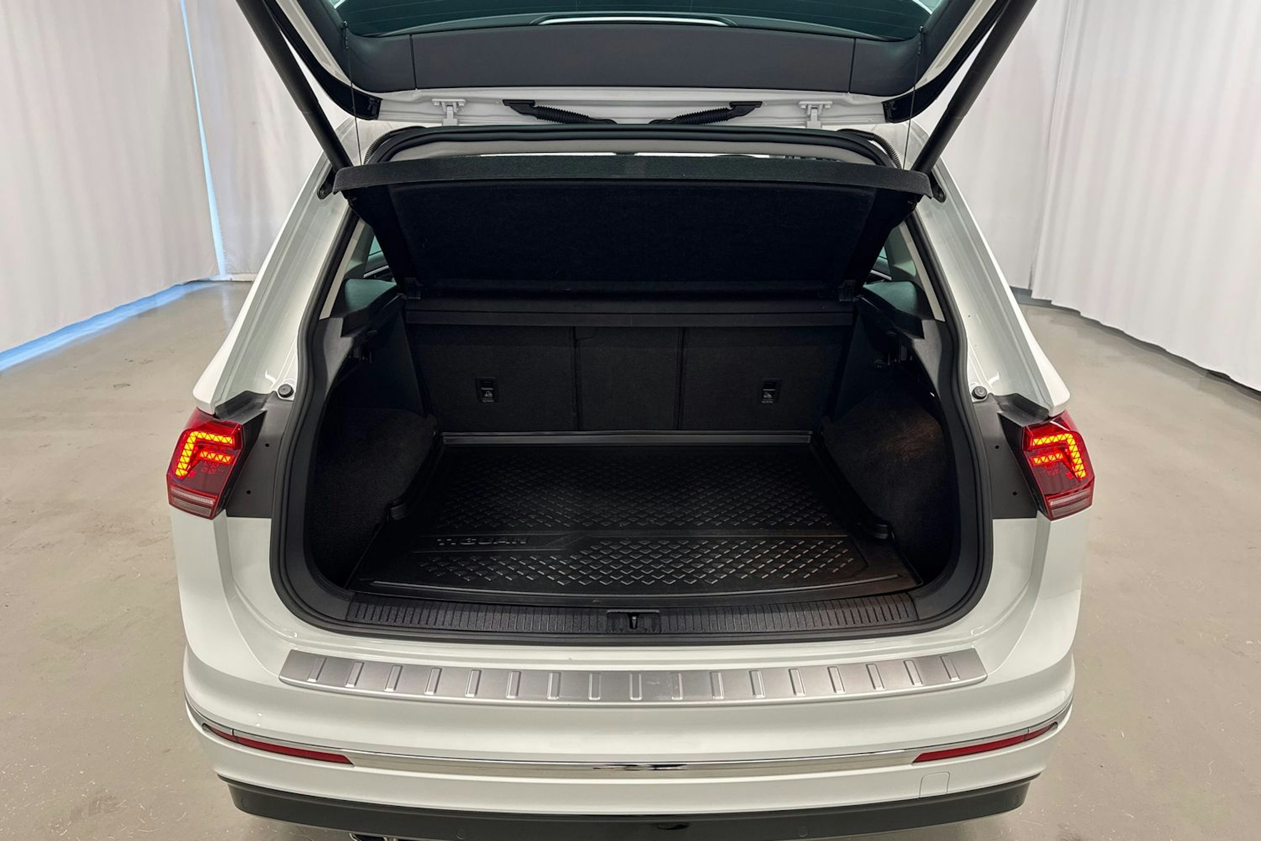 valkoinen Volkswagen Tiguan 2018 kuva 11.