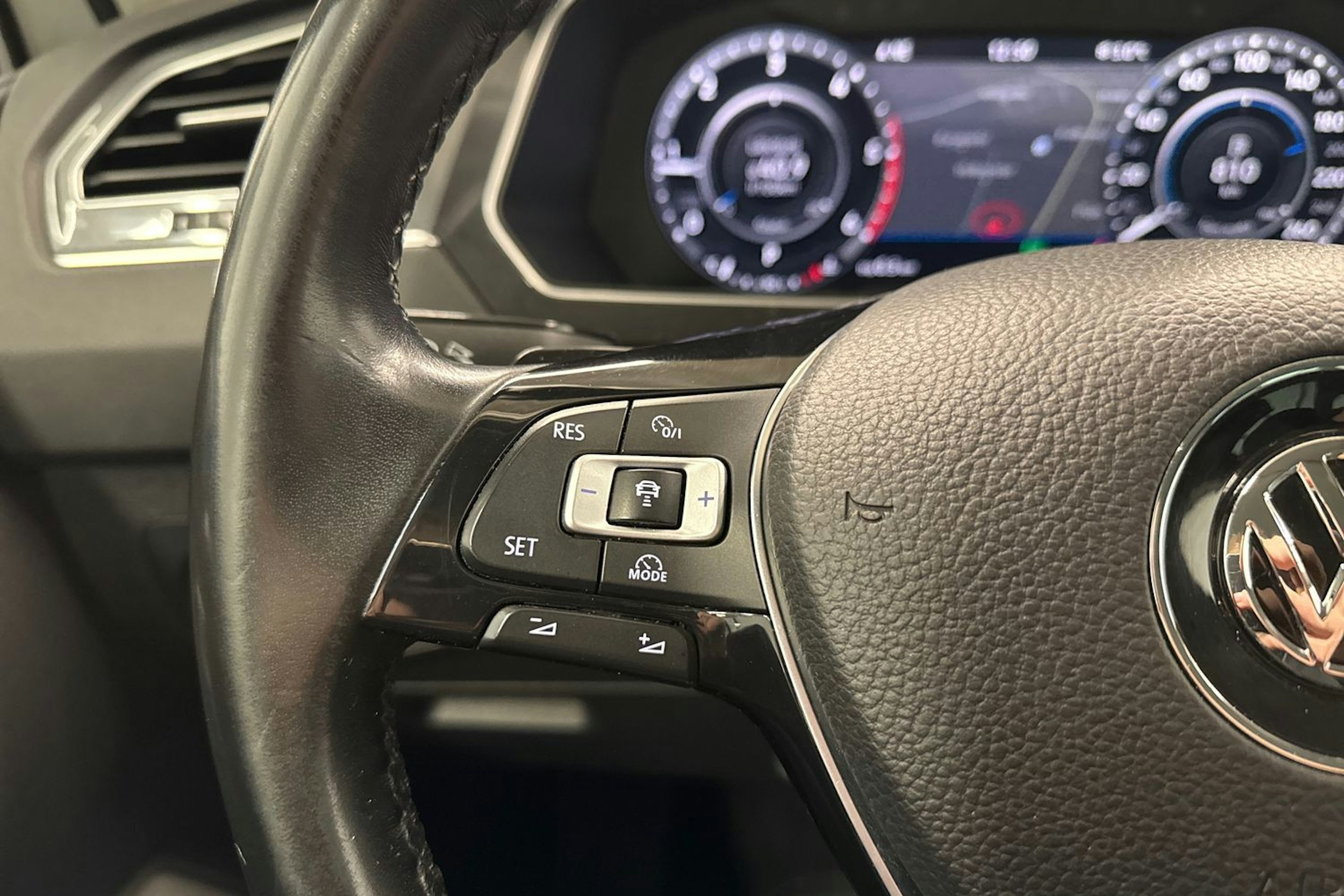 valkoinen Volkswagen Tiguan 2018 kuva 14.