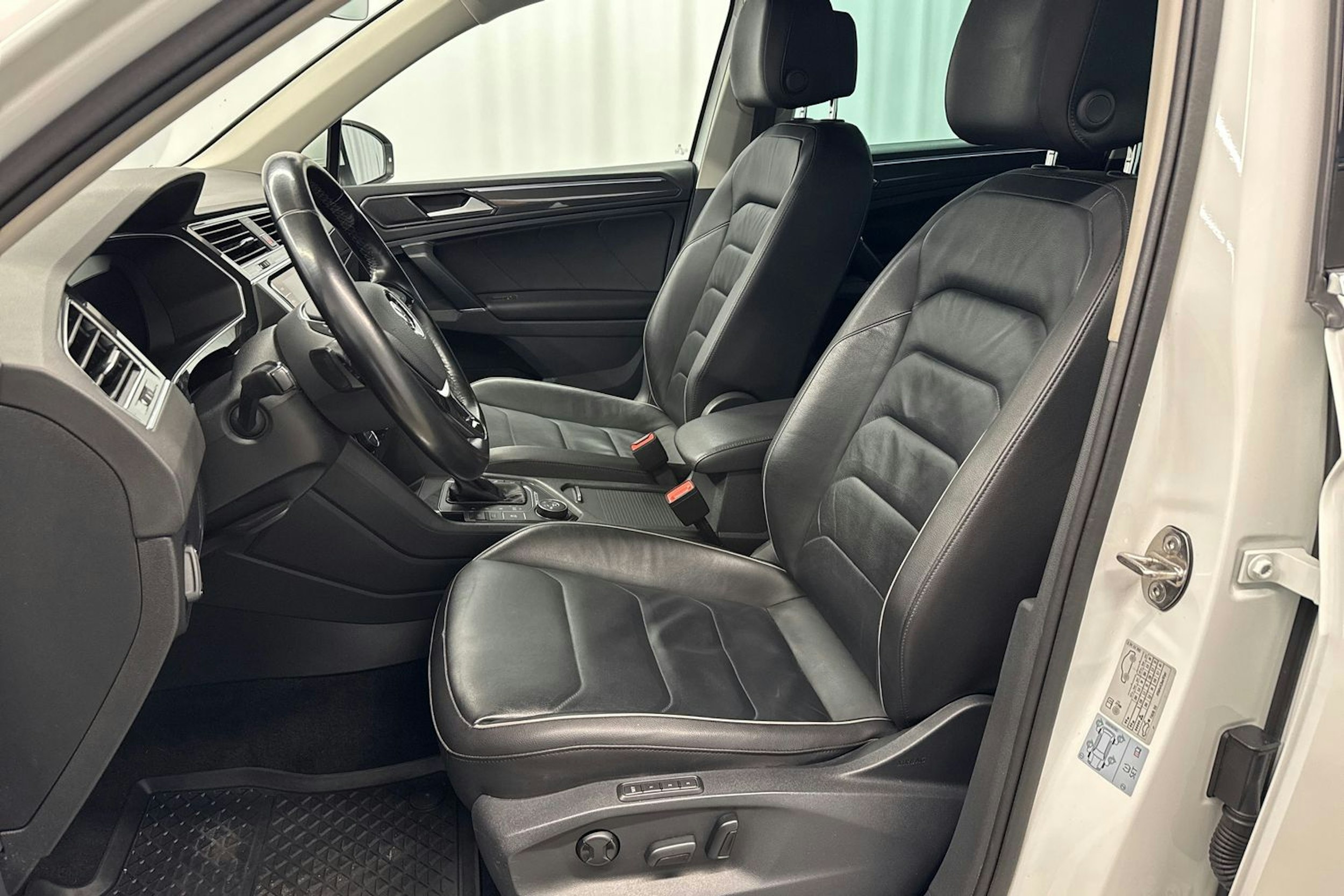 valkoinen Volkswagen Tiguan 2018 kuva 24.