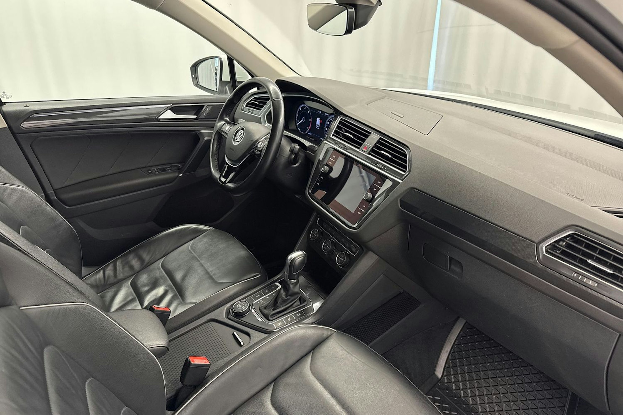 valkoinen Volkswagen Tiguan 2018 kuva 25.