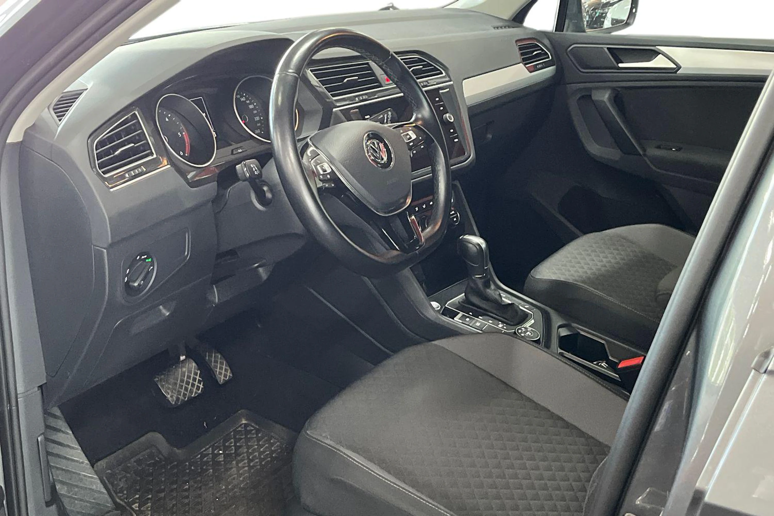 Harmaa Volkswagen Tiguan 2019 kuva 3.