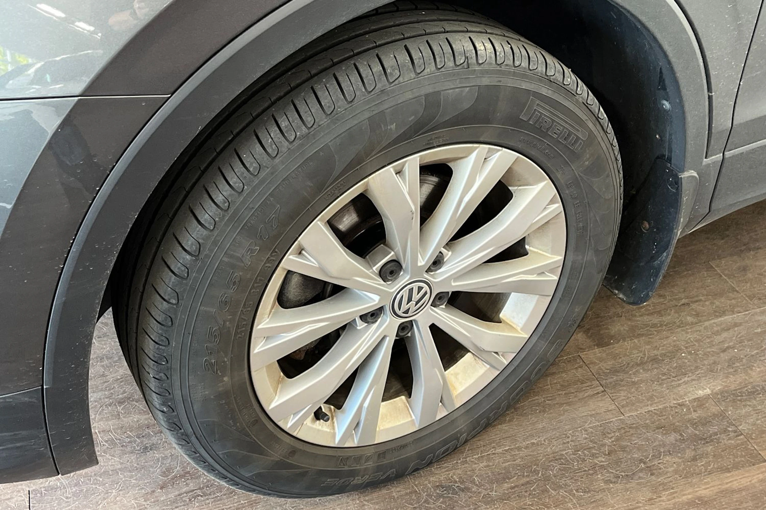 Harmaa Volkswagen Tiguan 2019 kuva 4.