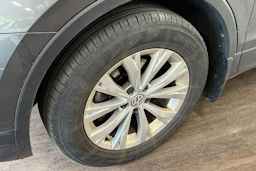 Harmaa Volkswagen Tiguan 2019 kuva 4.