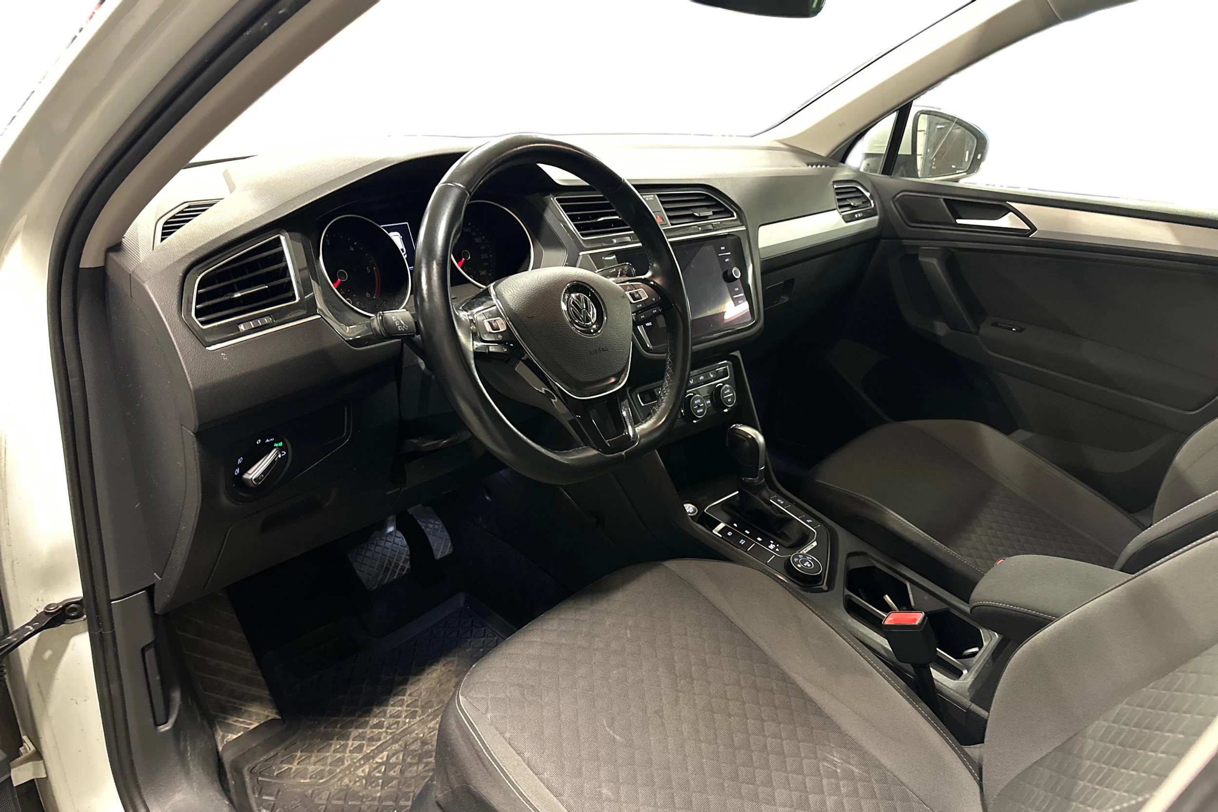 valkoinen Volkswagen Tiguan 2019 kuva 3.