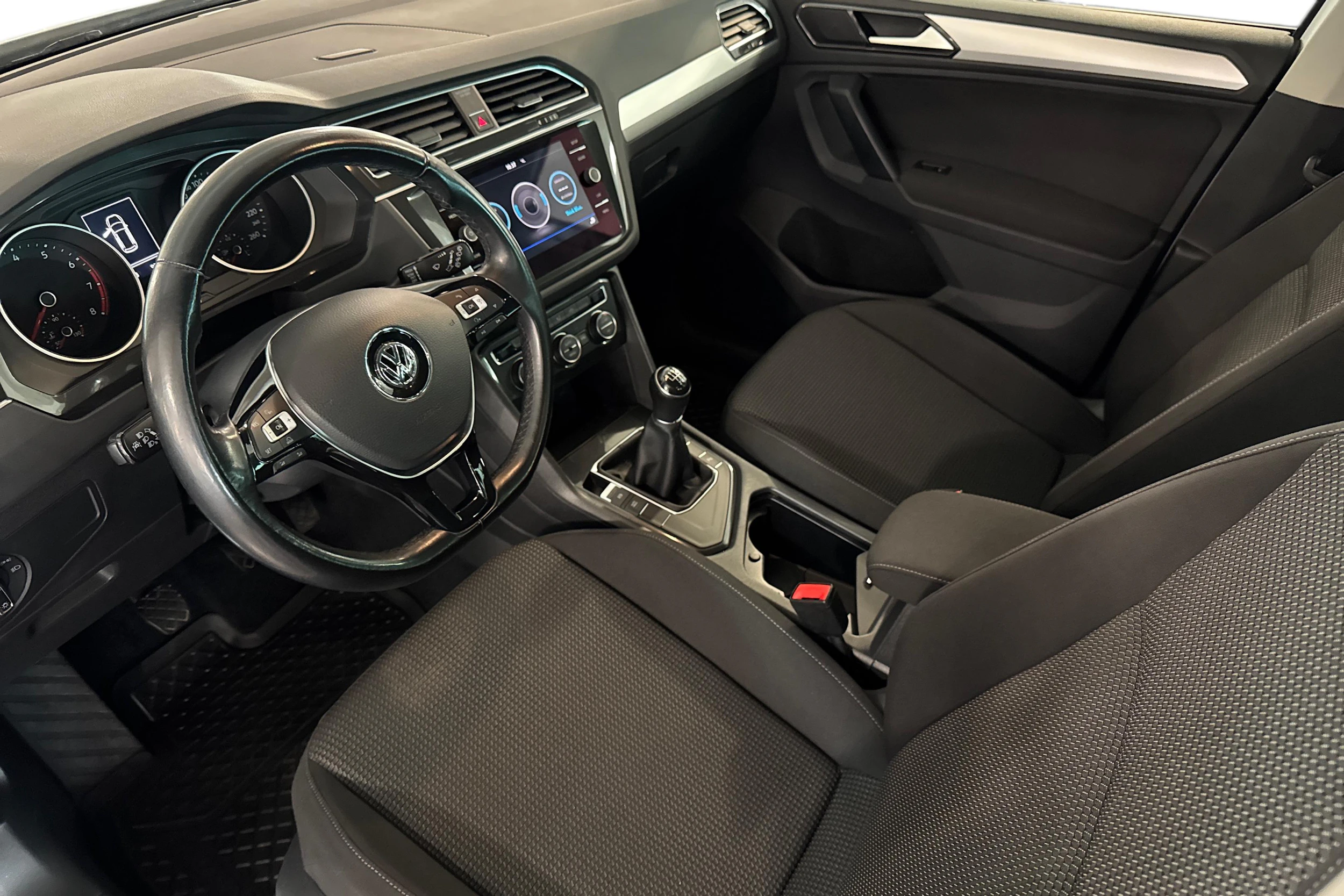 valkoinen Volkswagen Tiguan 2018 kuva 8.