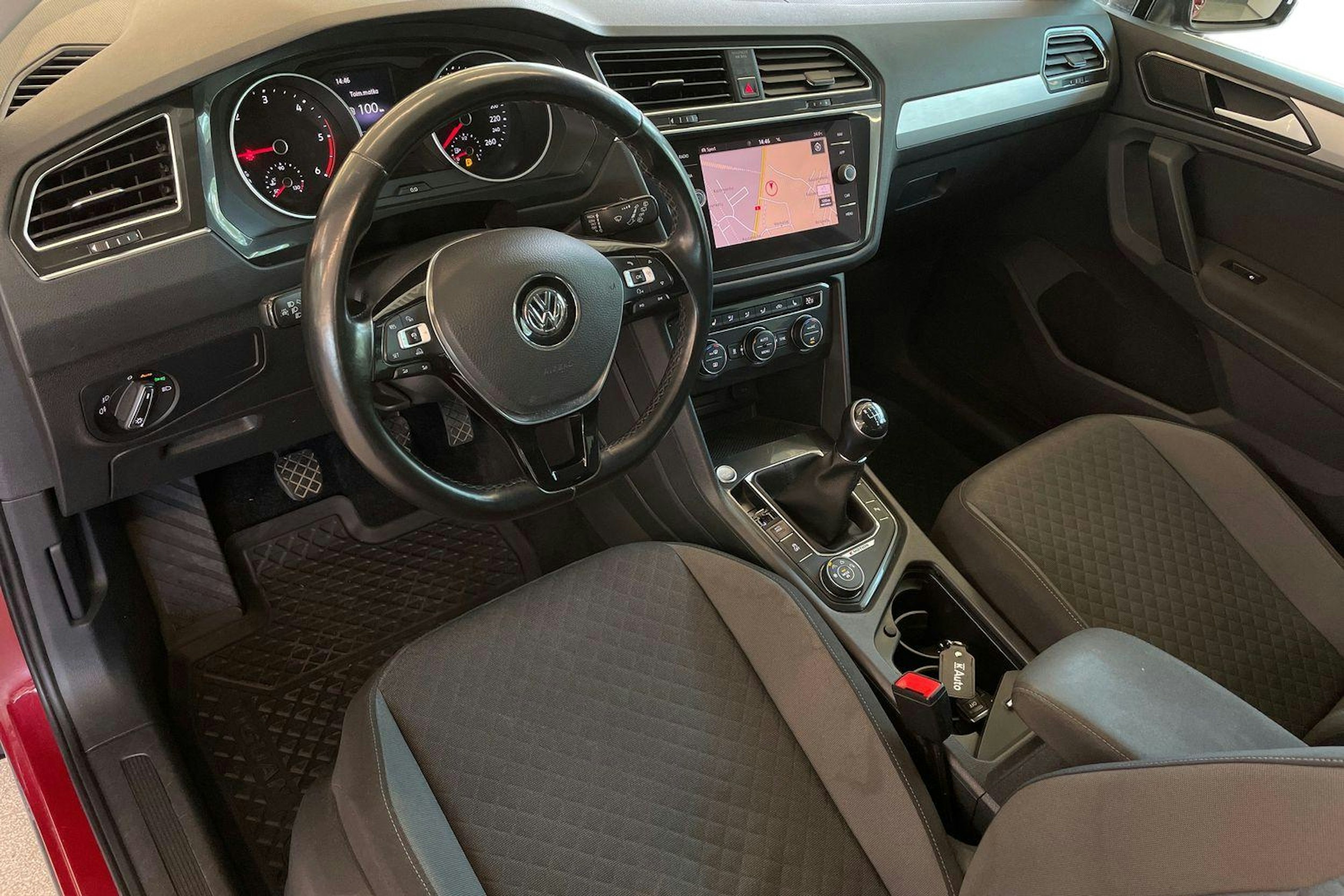 Punainen Volkswagen Tiguan 2018 kuva 7.