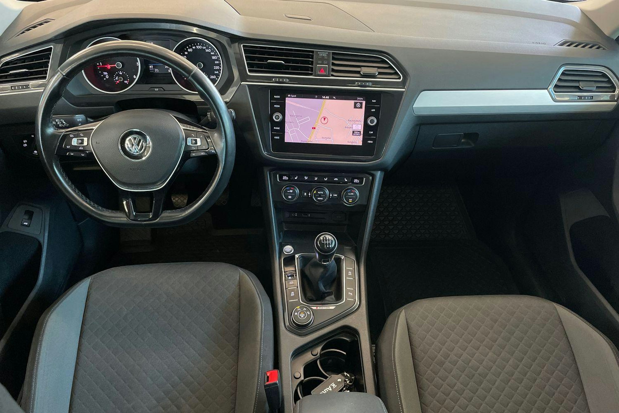 Punainen Volkswagen Tiguan 2018 kuva 9.