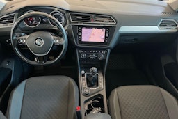 Punainen Volkswagen Tiguan 2018 kuva 9.