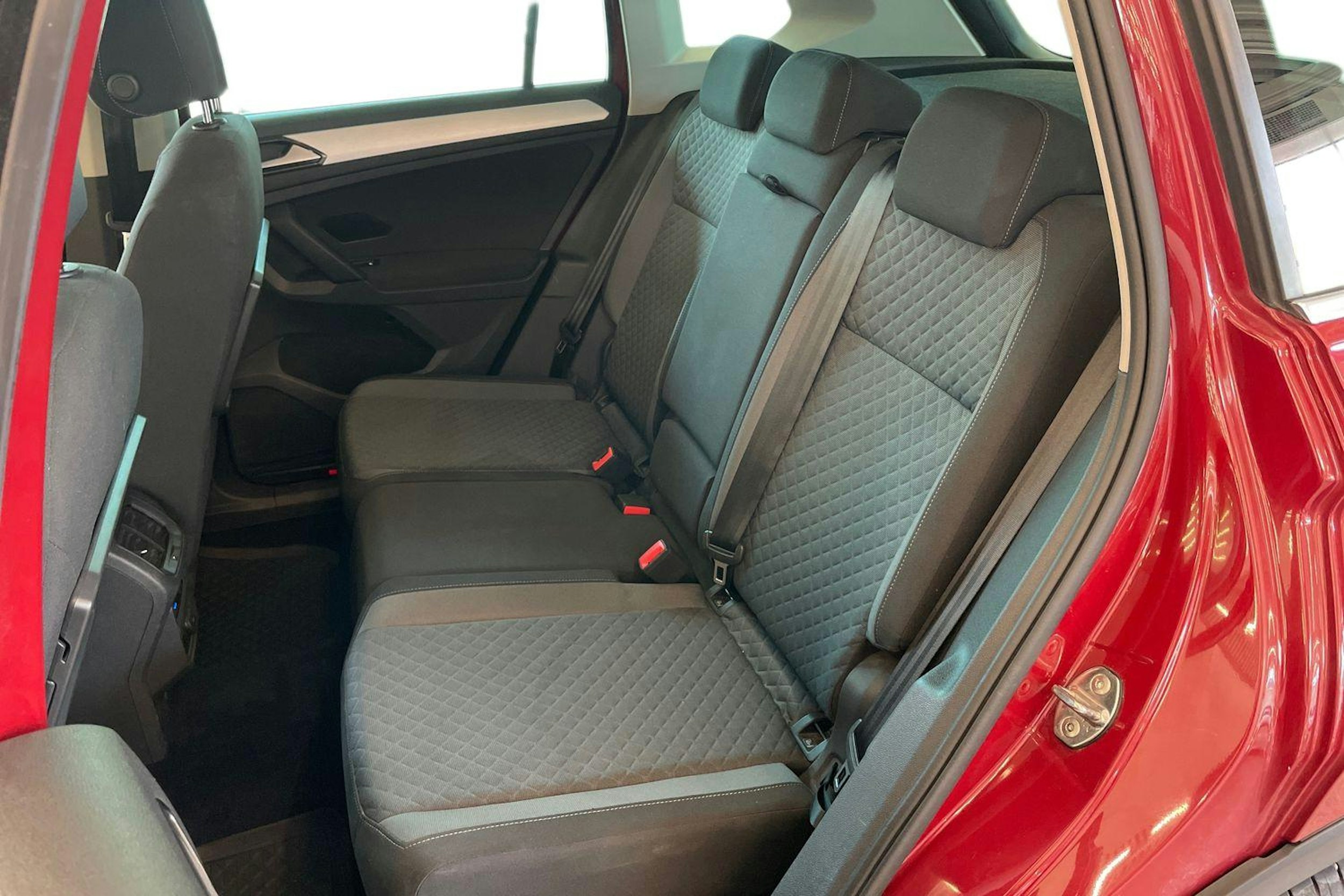 Punainen Volkswagen Tiguan 2018 kuva 10.